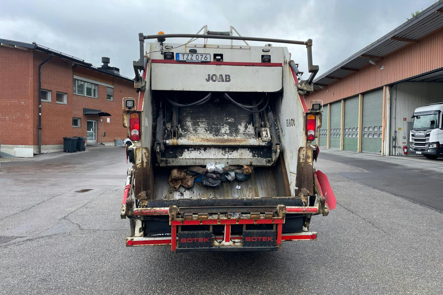 SCANIA P360 - 336 615 km - Automat - vit - 2015
