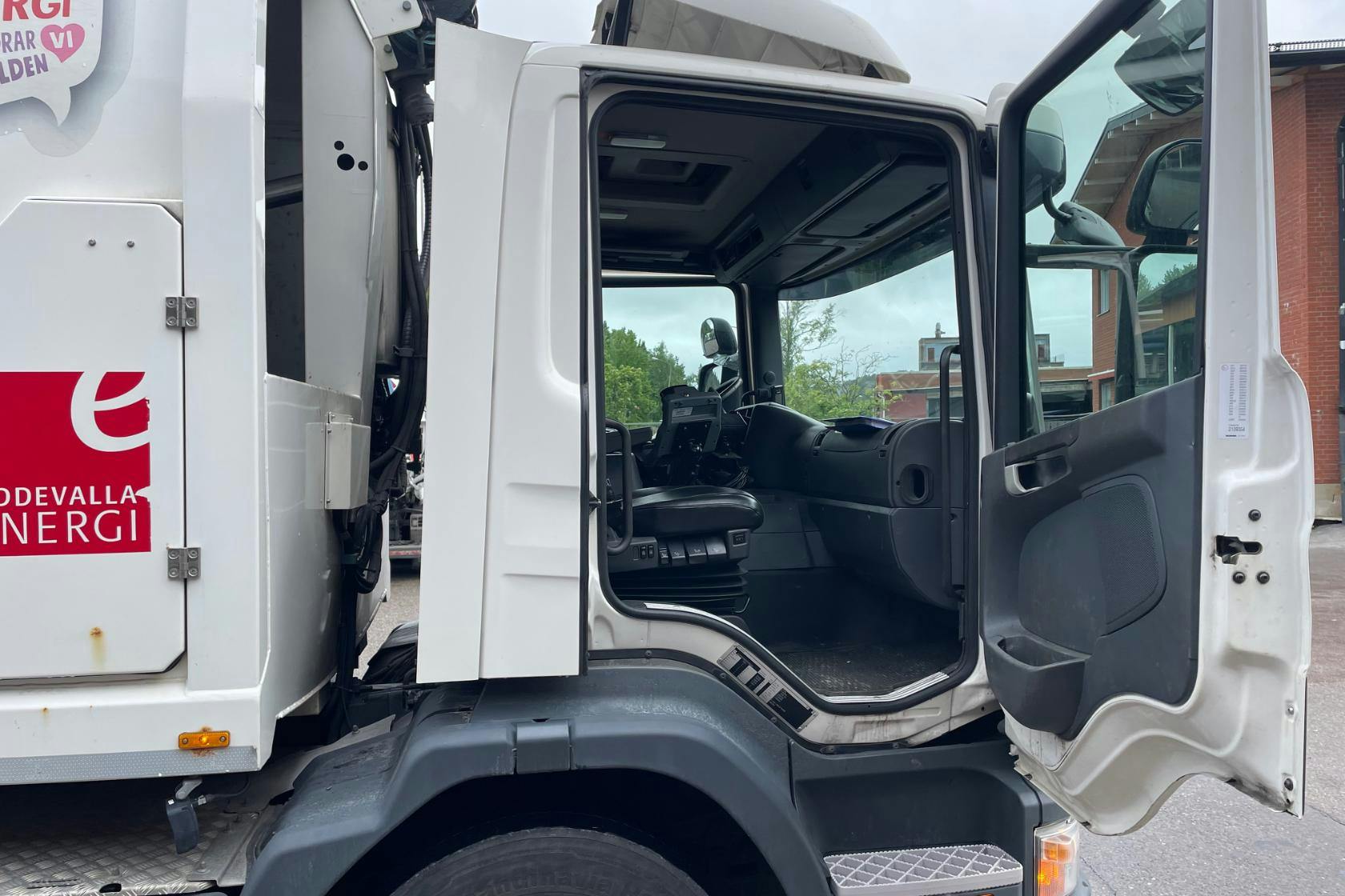 SCANIA P360 - 336 615 km - Automat - vit - 2015