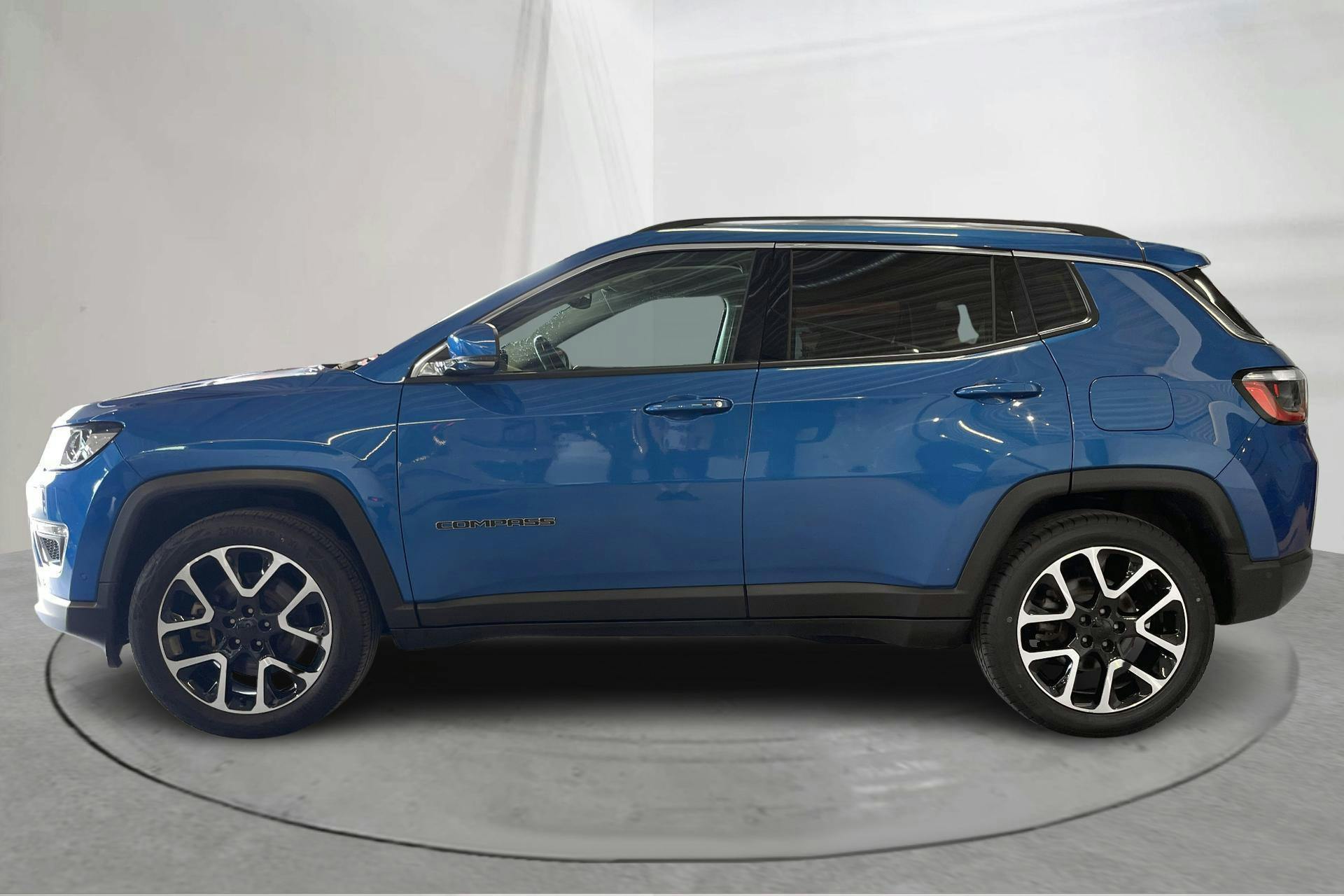 Presentationsfoto 2 av 17: Jeep Compass 1.3 PHEV 4WD (190hk) - 6 375 mil - Automat - blå - 2020