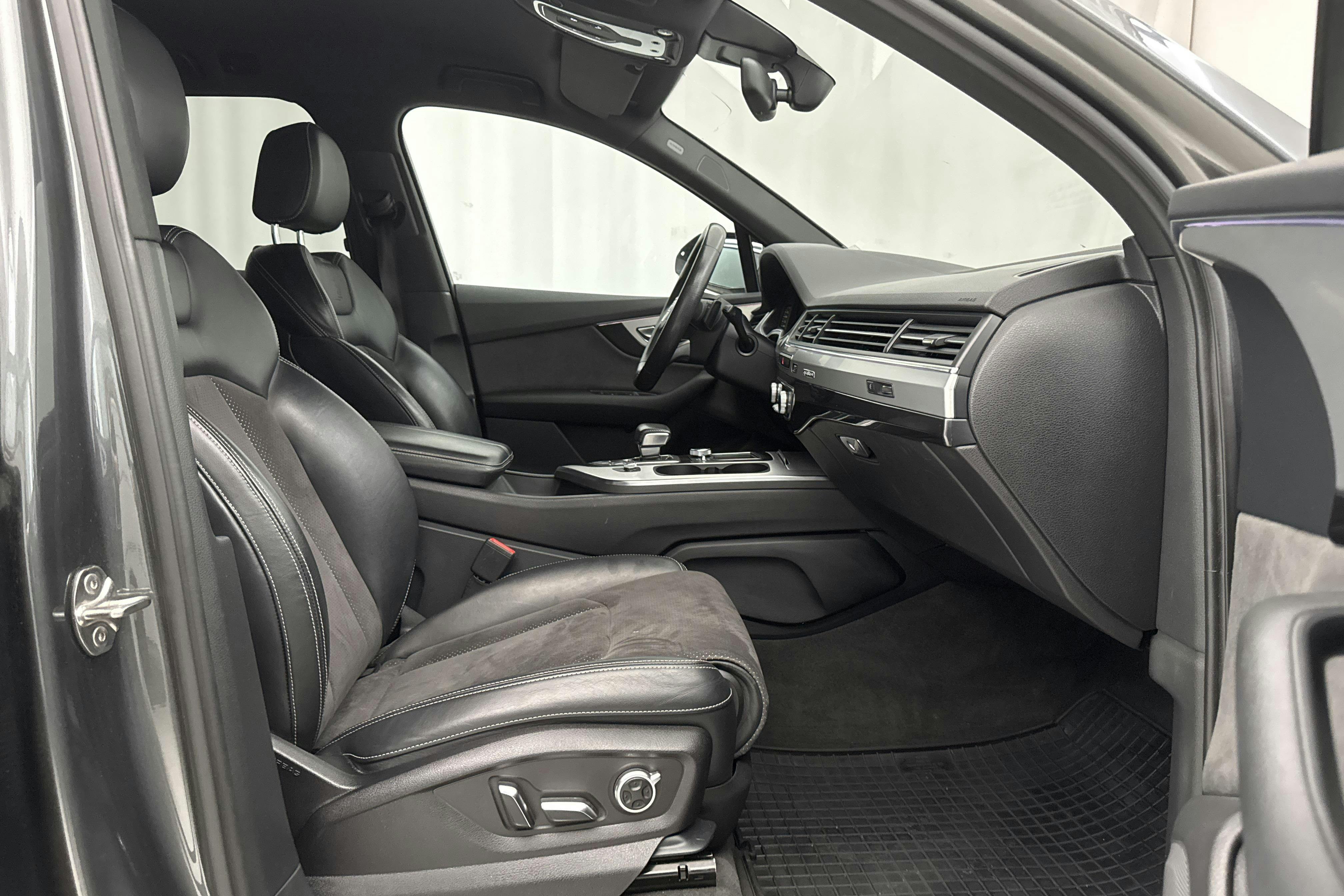 Audi Q7 3.0 TDI quattro (272hk) - 25 189 mil - Automat - grå - 2016