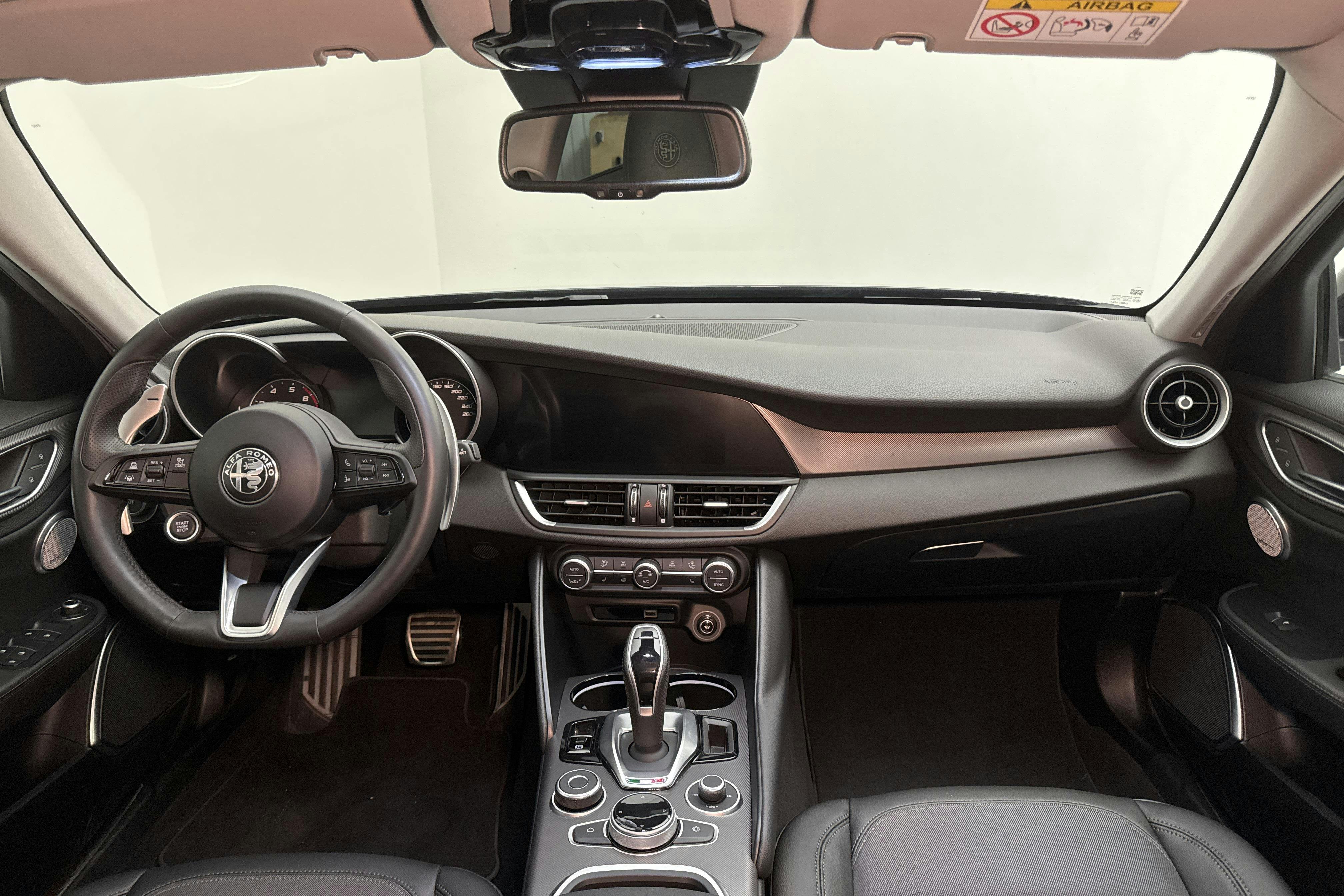 Alfa Romeo Giulia 2.0 (200hk) - 3 889 mil - Automat - svart - 2021