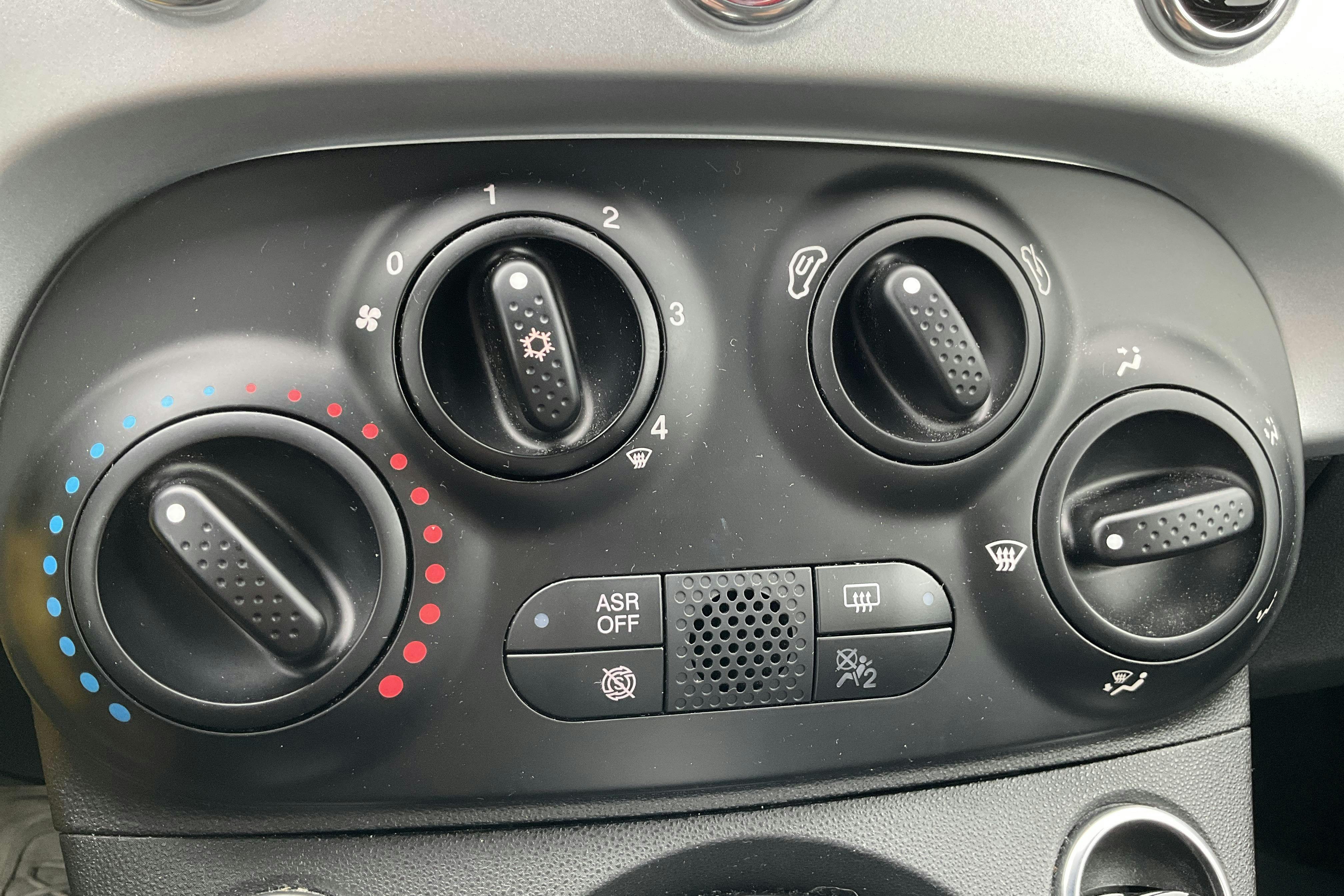 Fiat 500 Hybrid (70hk) - 1 444 mil - Manuell - grå - 2022