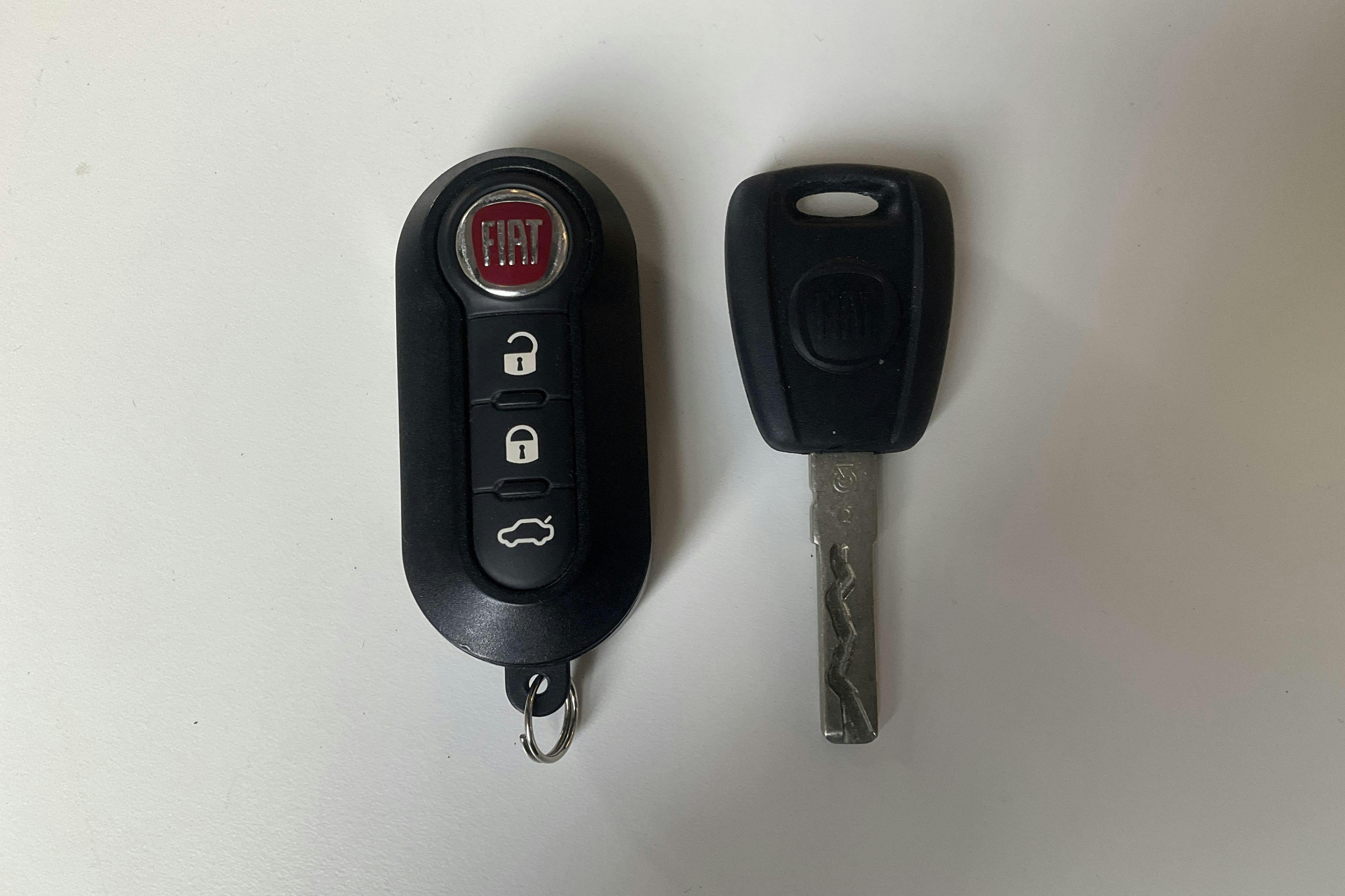 Fiat 500 Hybrid (70hk) - 1 444 mil - Manuell - grå - 2022