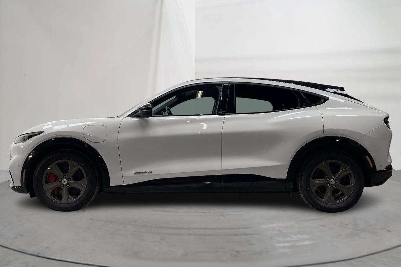 Presentationsfoto 2 av 19: Ford Mustang Mach-E 70 kWh AWD (269hk) - 7 776 mil - Automat - vit - 2021