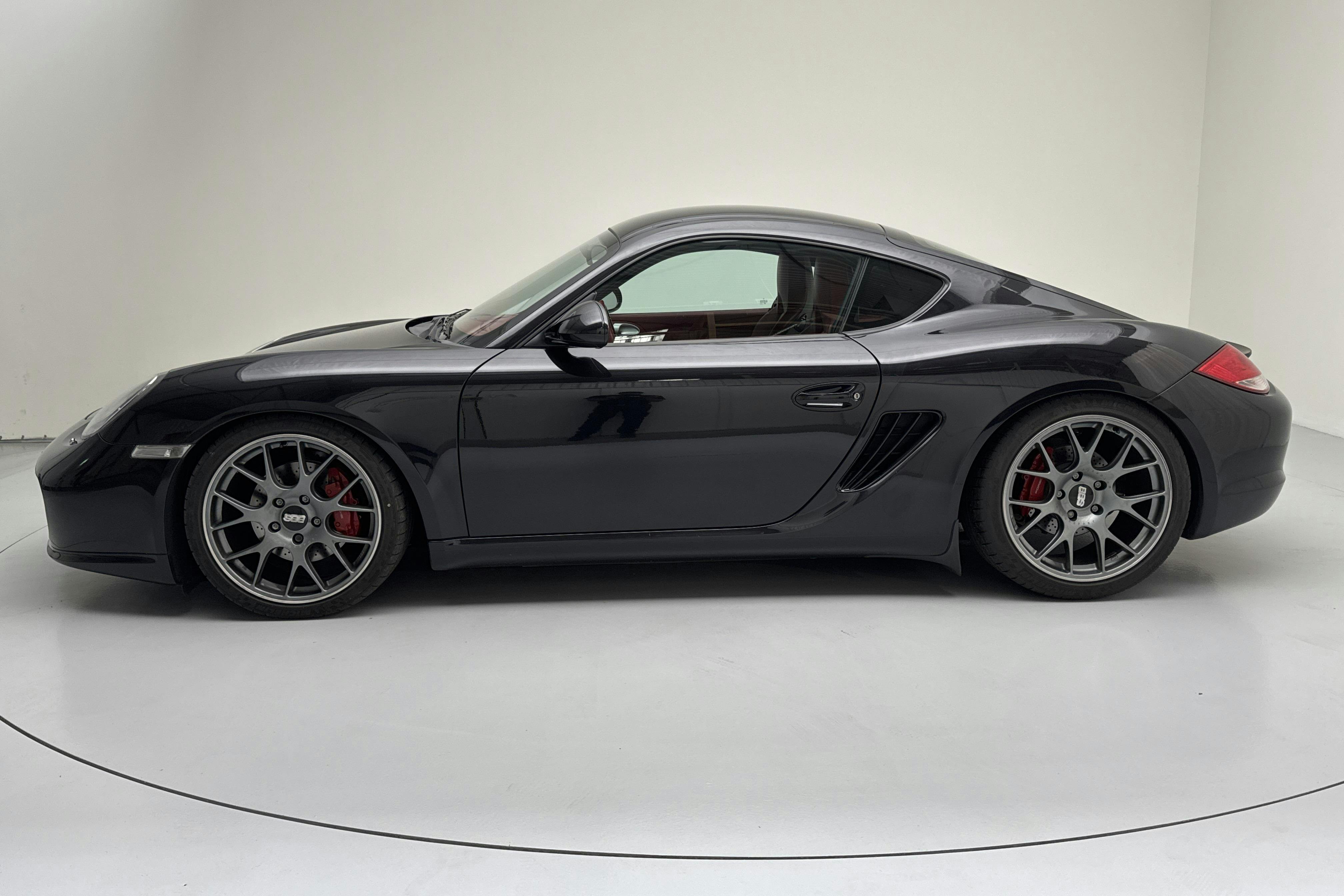 Presentationsfoto 2 av 13: Porsche Cayman 3.4 S (320hk) - 9 799 mil - Automat - svart - 2009