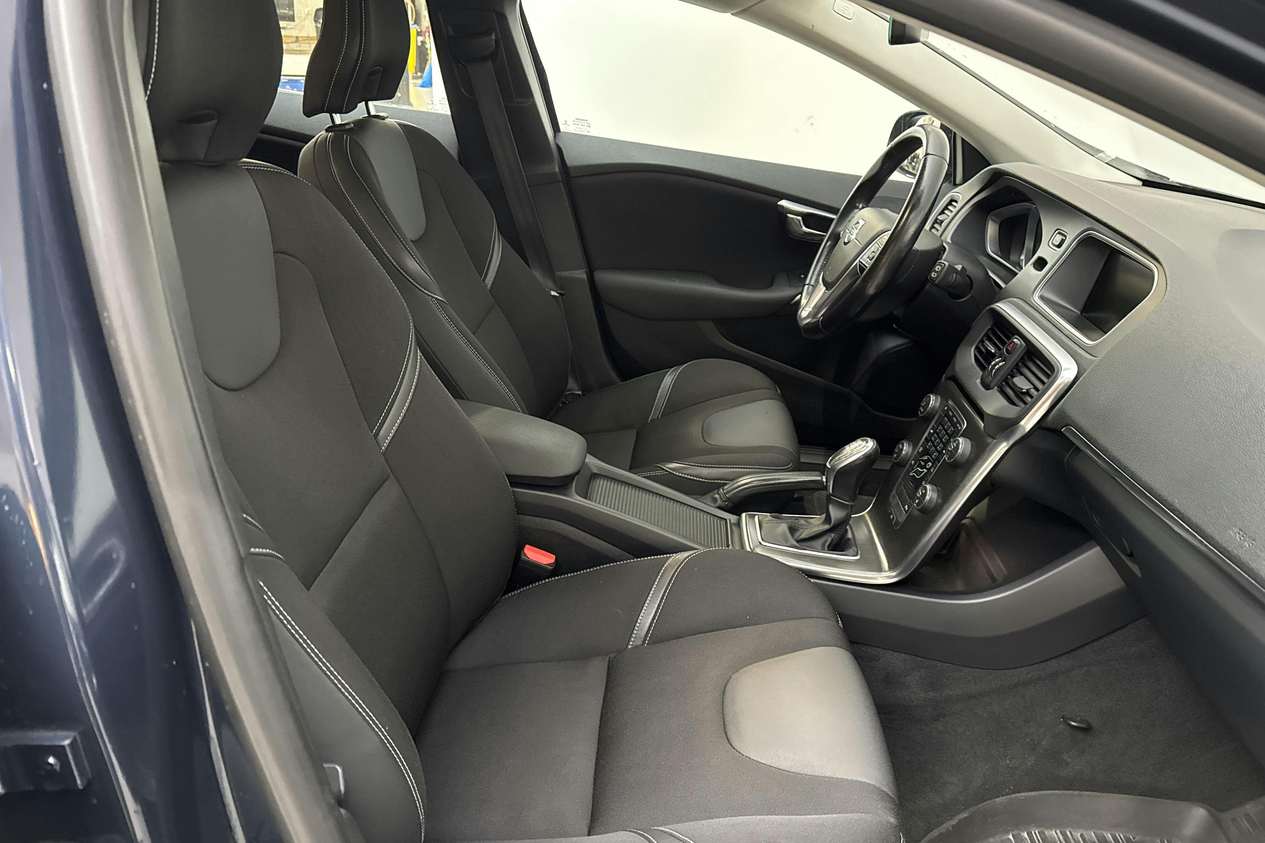 Volvo V40 D3 (150hk) - 14 699 mil - Manuell - blå - 2014