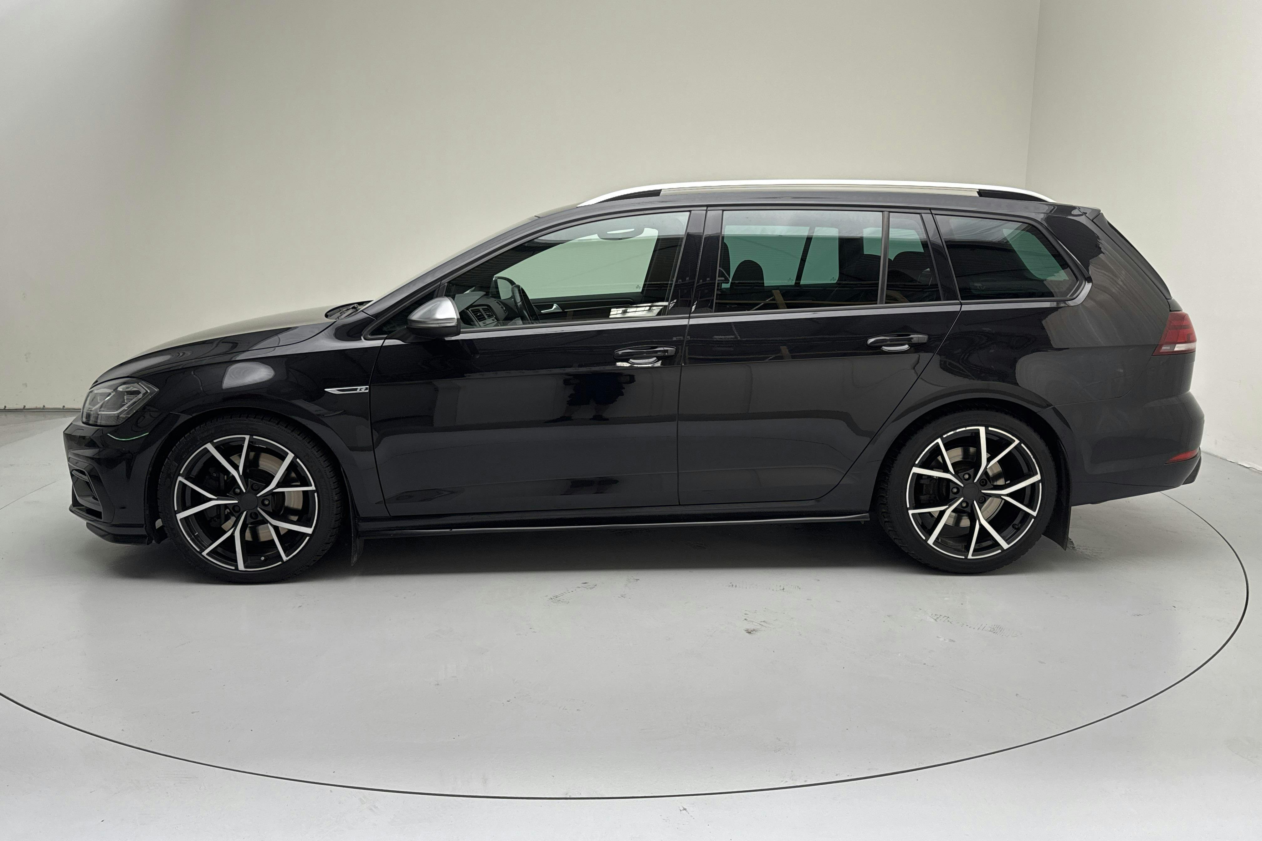 Presentationsfoto 2 av 13: VW Golf VII R Sportscombi 4MOTION (310hk) - 13 492 mil - Automat - svart - 2018