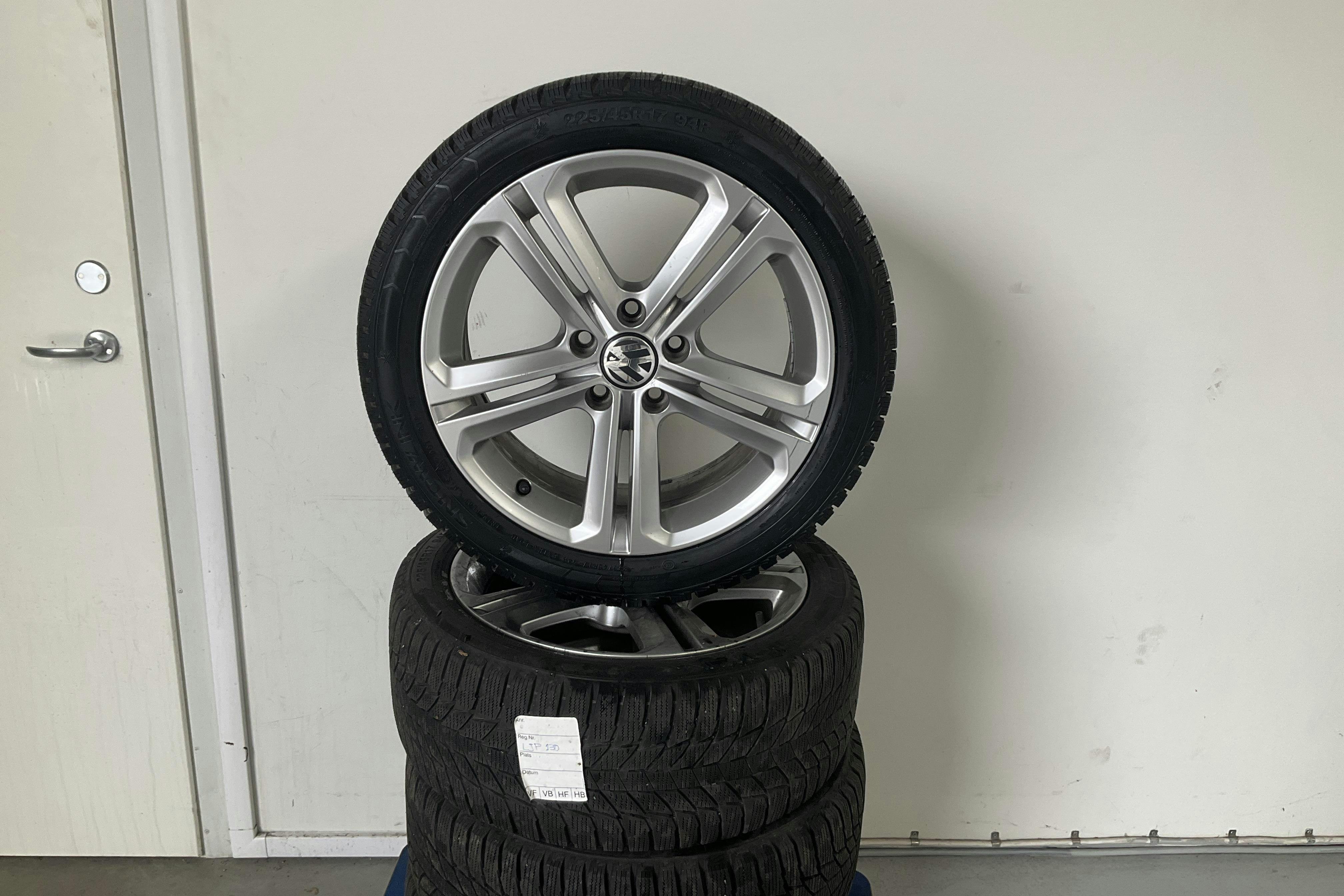 Presentationsfoto 13 av 13: VW Golf VII R Sportscombi 4MOTION (310hk) - 13 492 mil - Automat - svart - 2018