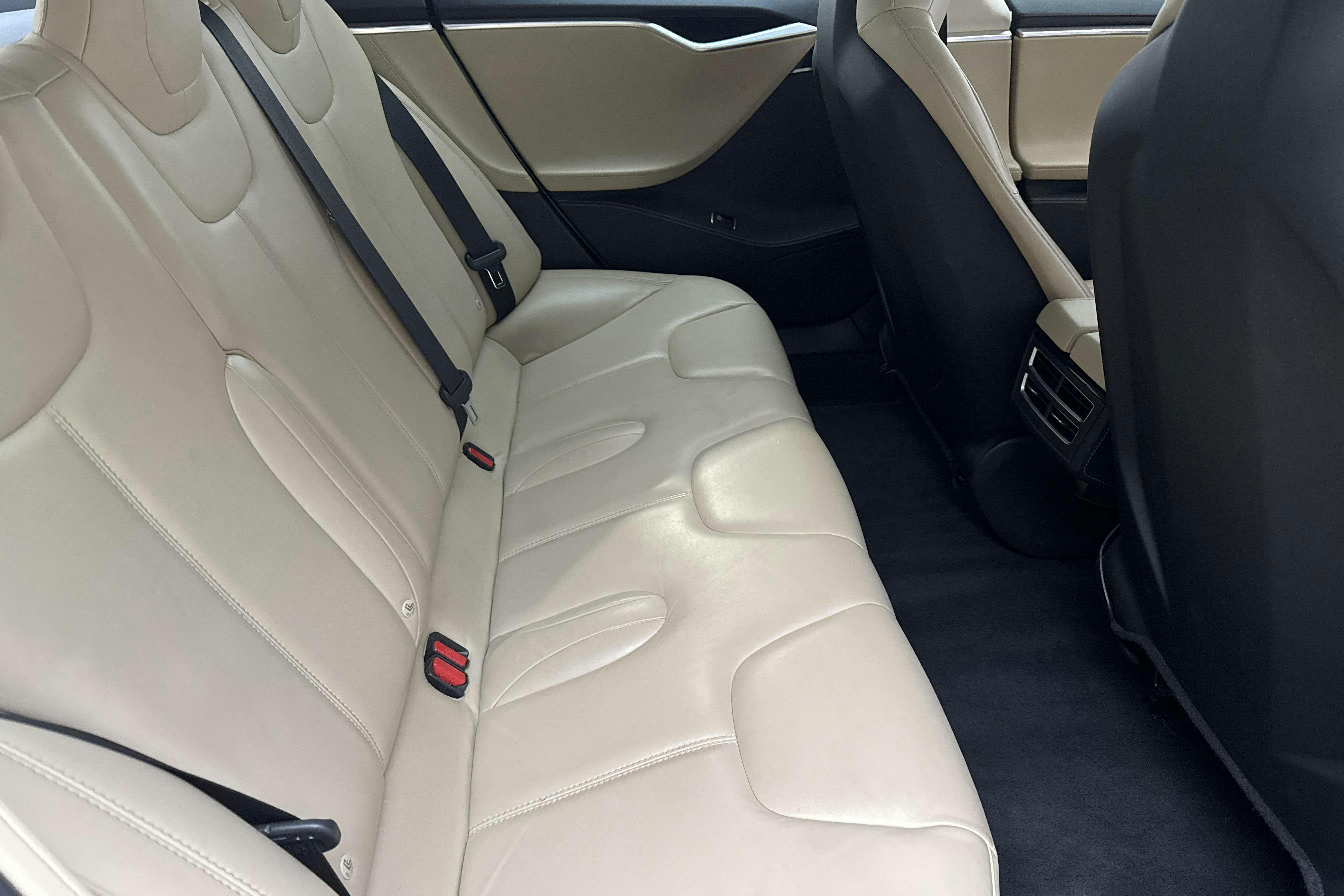 Tesla Model S 85 - 17 219 mil - Automat - vit - 2014