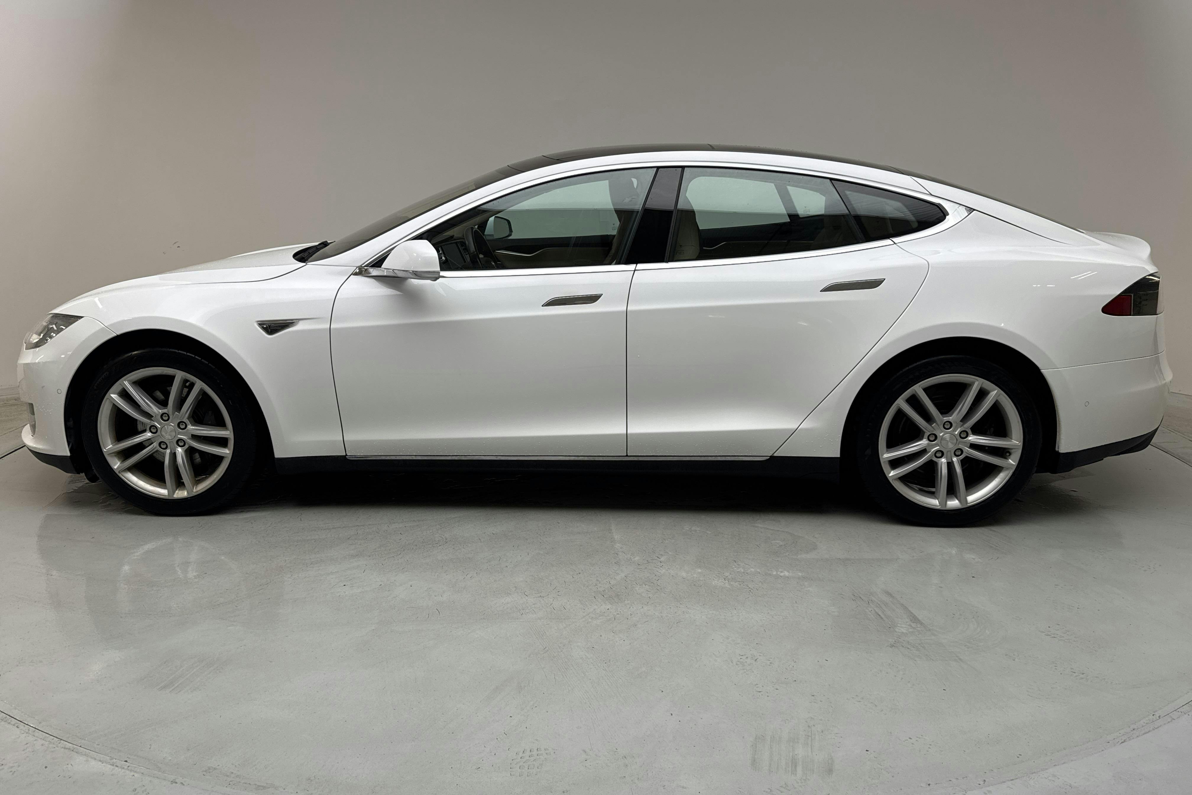 Tesla Model S 85 - 17 219 mil - Automat - vit - 2014