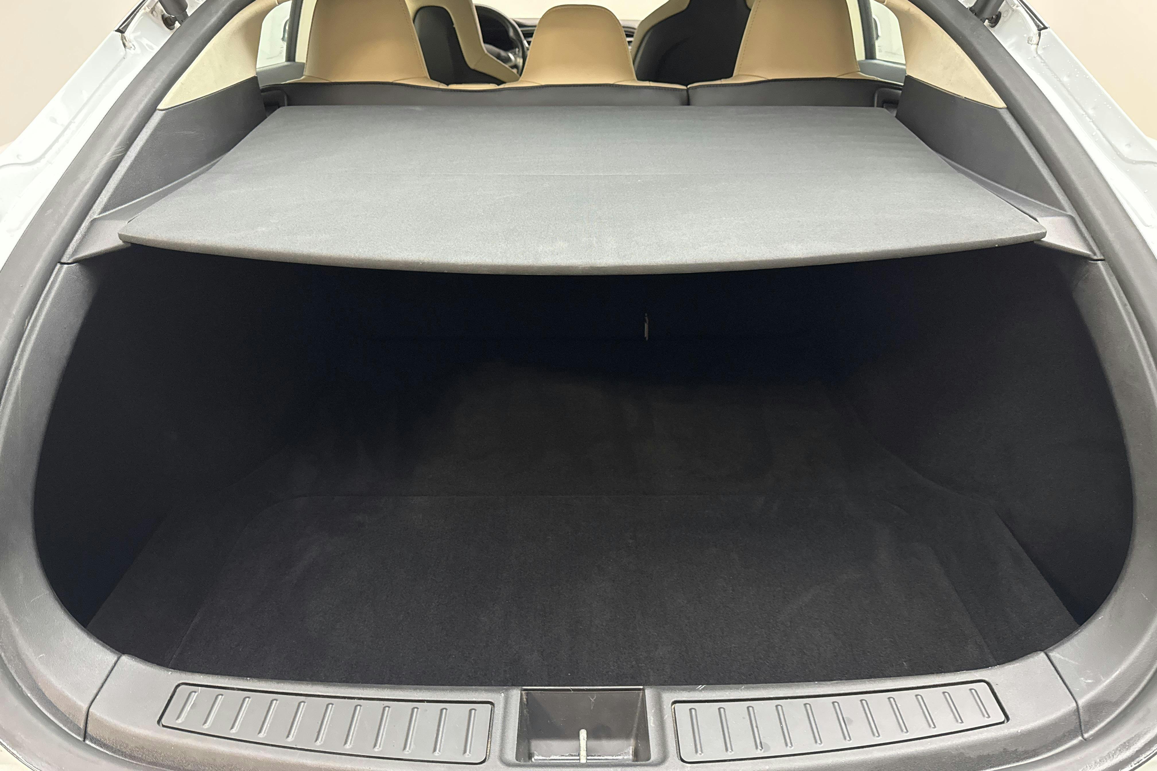 Tesla Model S 85 - 17 219 mil - Automat - vit - 2014
