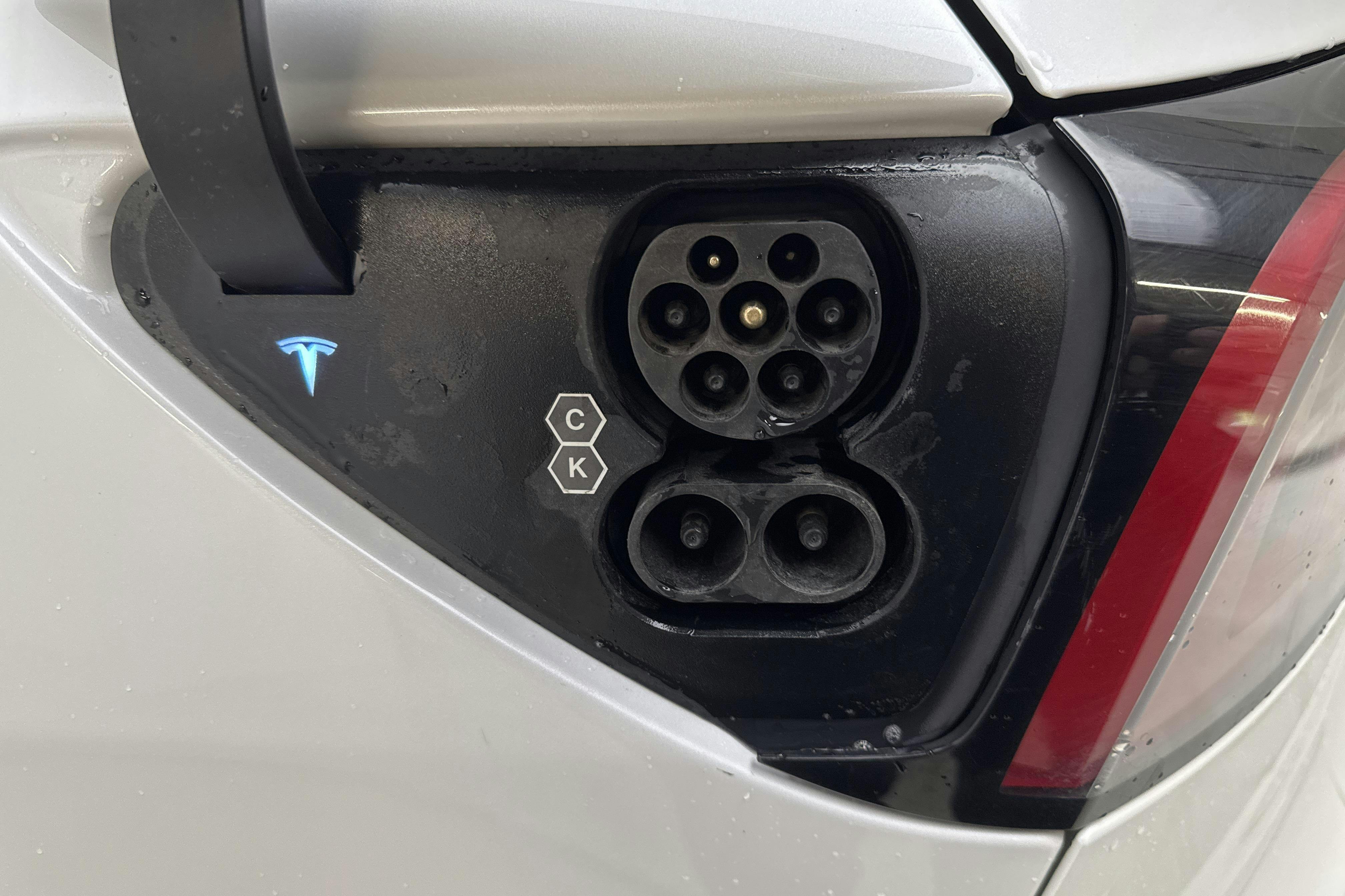 Tesla Model Y Long Range Dual Motor AWD - 18 094 mil - Automat - vit - 2021