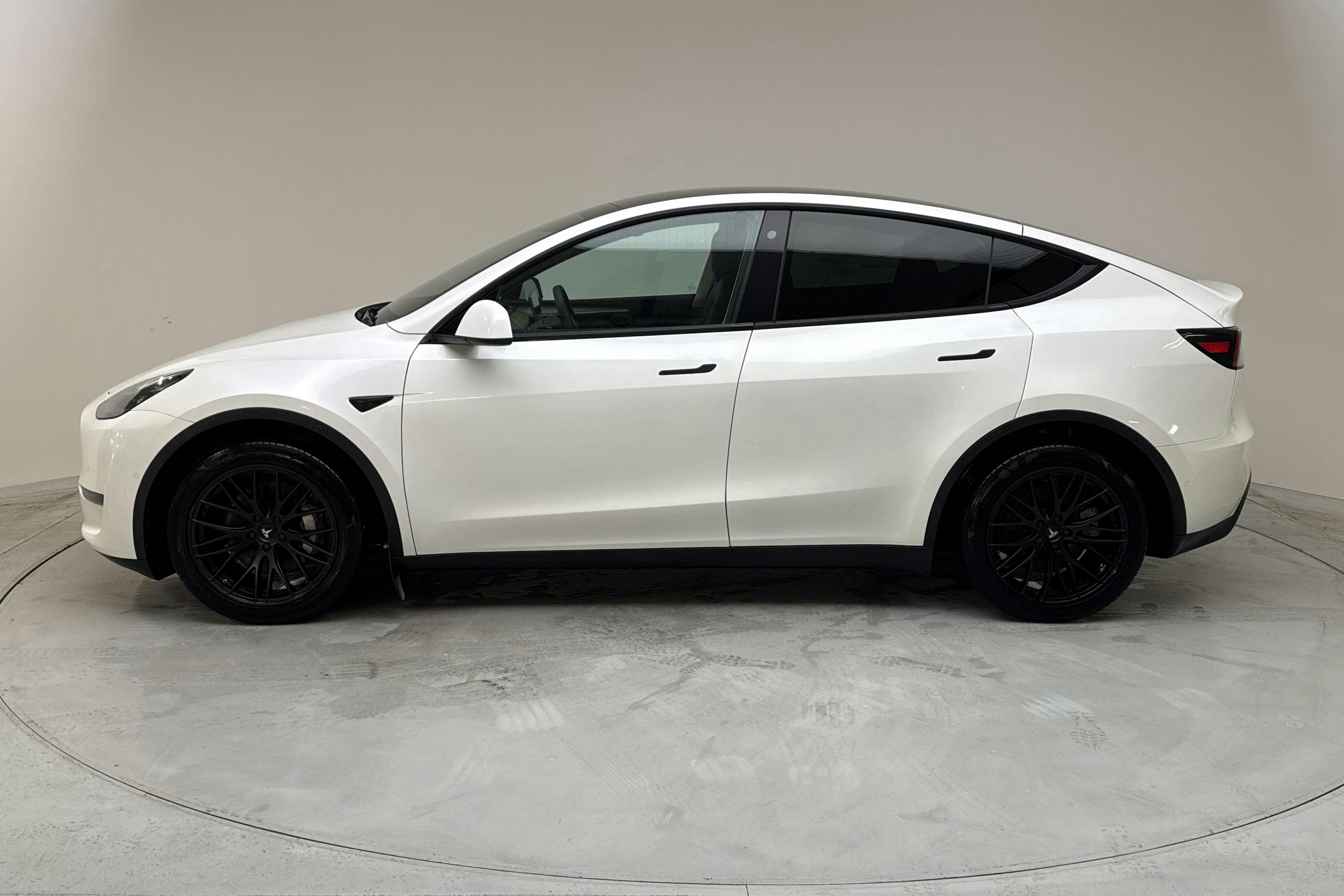 Tesla Model Y Long Range Dual Motor AWD - 18 094 mil - Automat - vit - 2021
