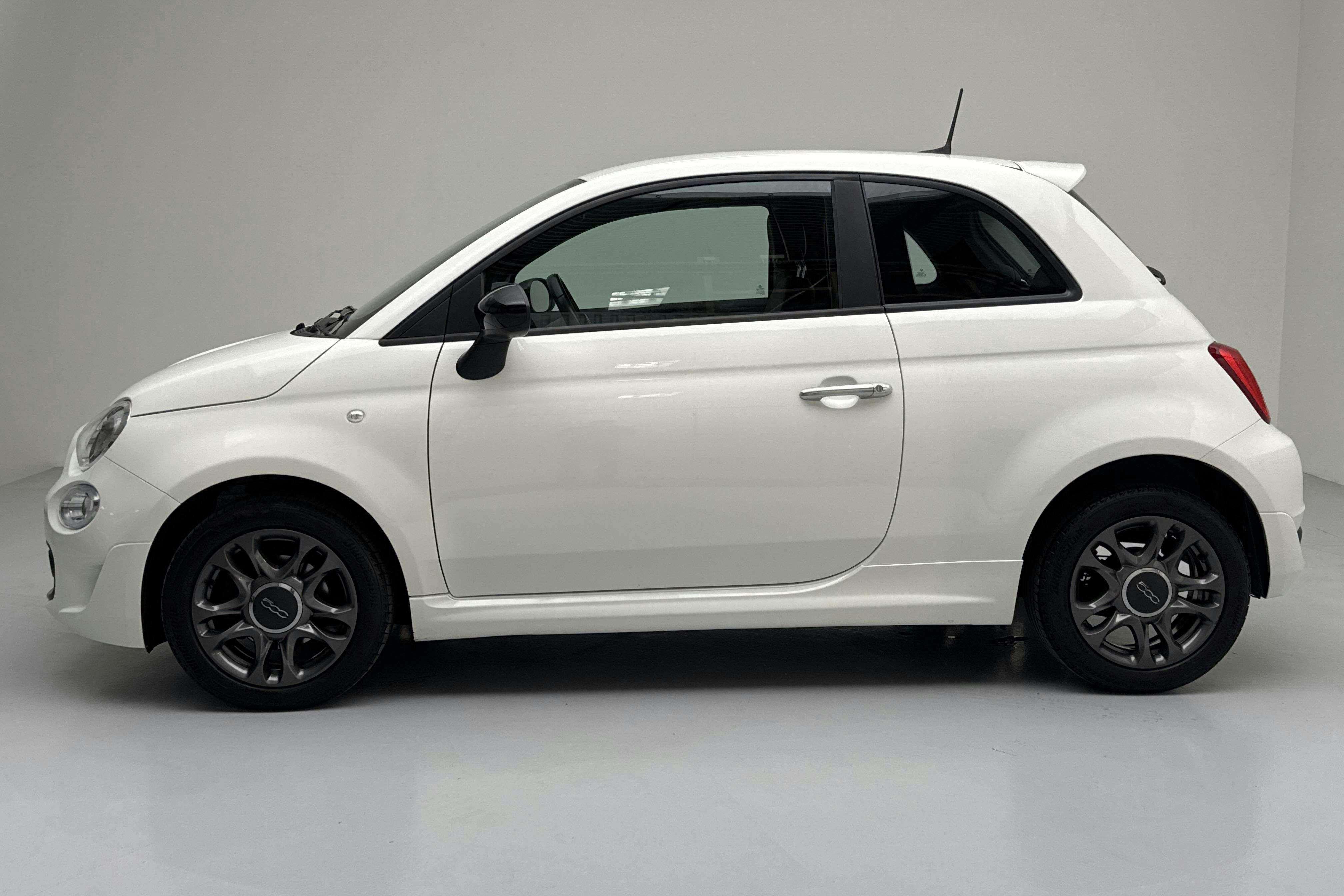 Fiat 500 Hybrid (70hk) - 4 077 mil - Manuell - vit - 2022