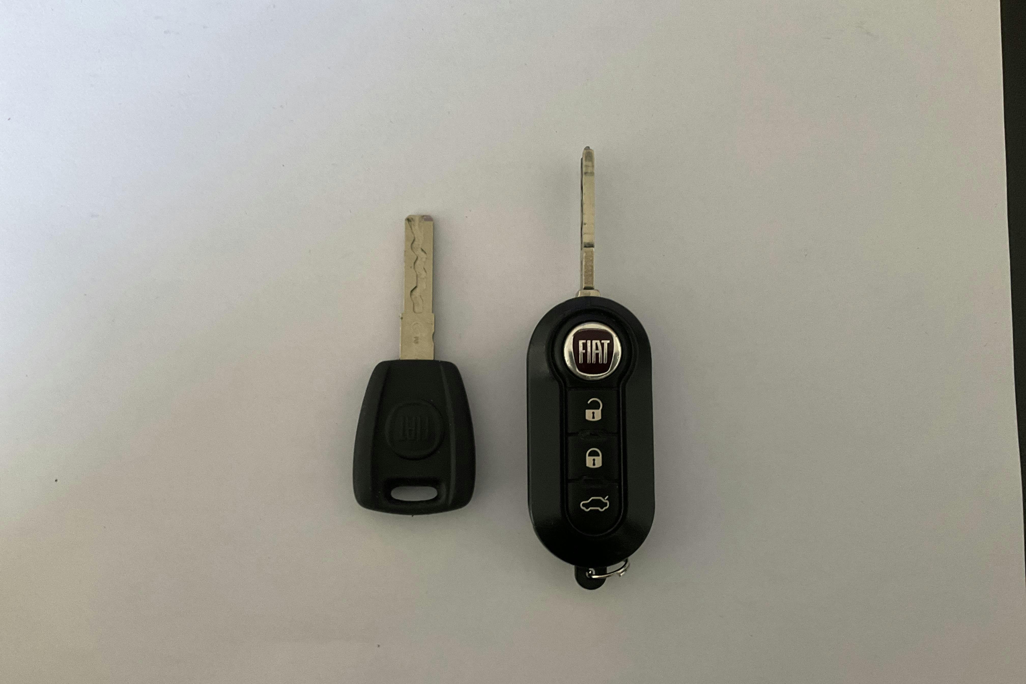 Fiat 500 Hybrid (70hk) - 4 077 mil - Manuell - vit - 2022