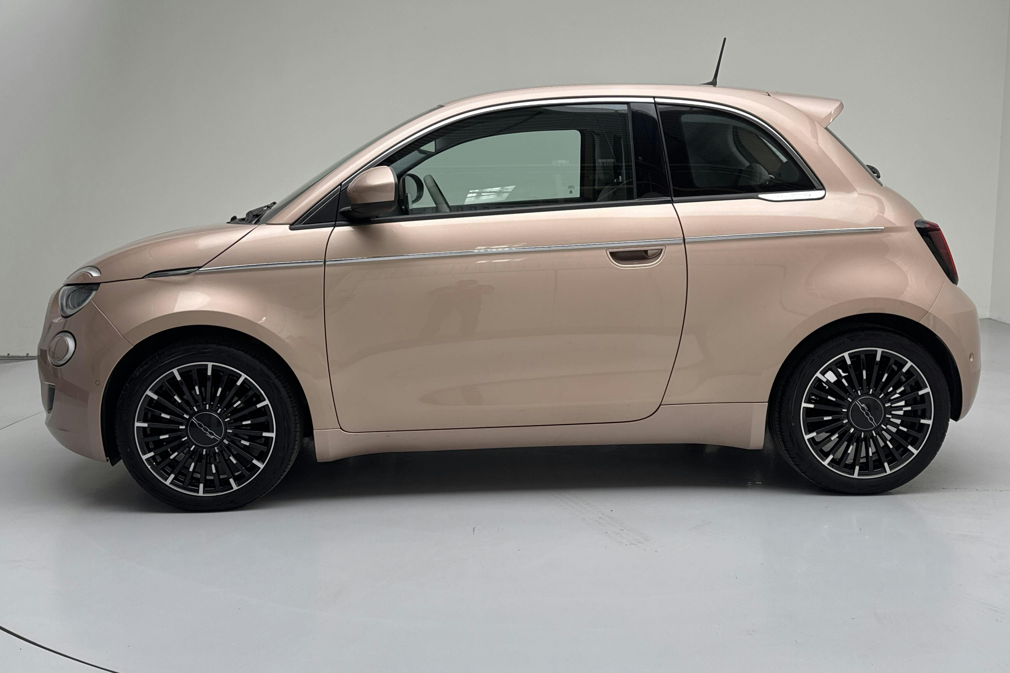 Fiat 500e 3+1 (118hk) - 6 032 mil - Manuell - röd - 2021