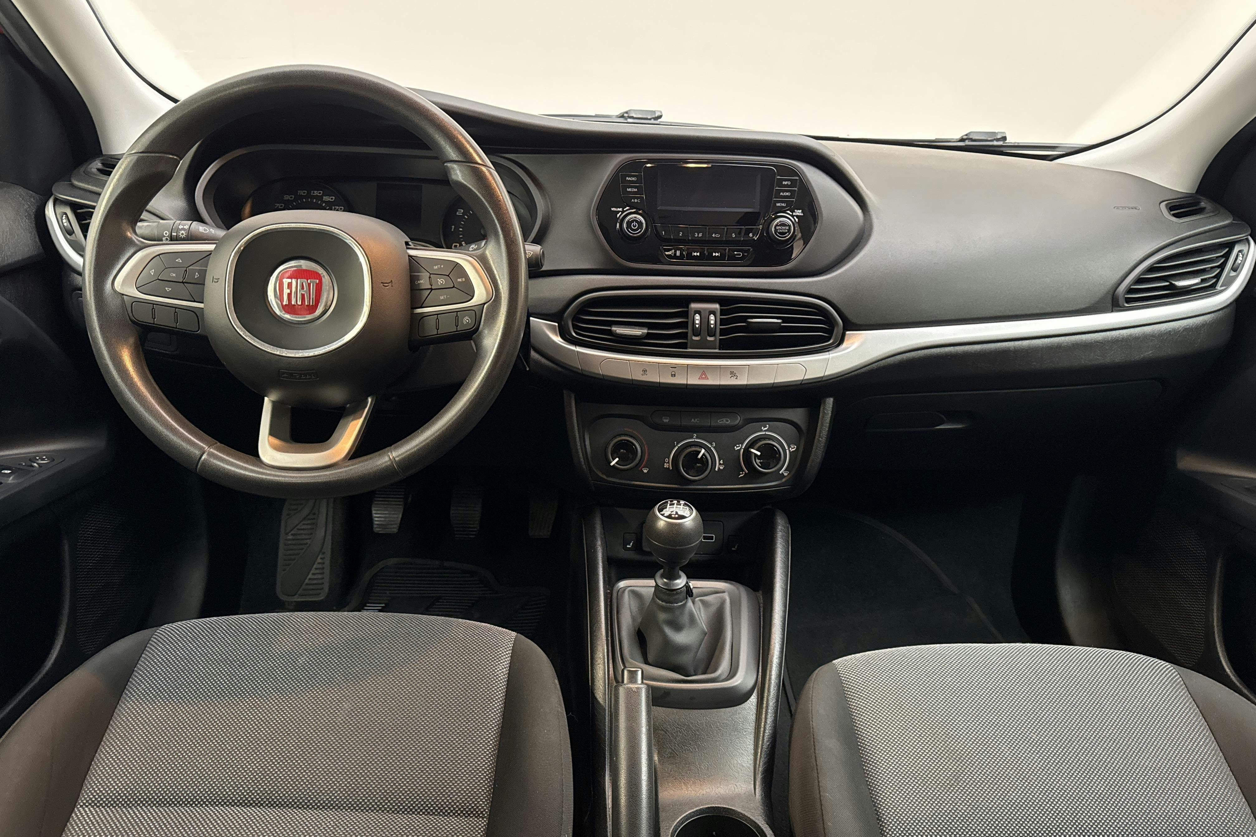 Fiat Tipo 1.4 5dr (95hk) - 8 195 mil - Manuell - röd - 2019