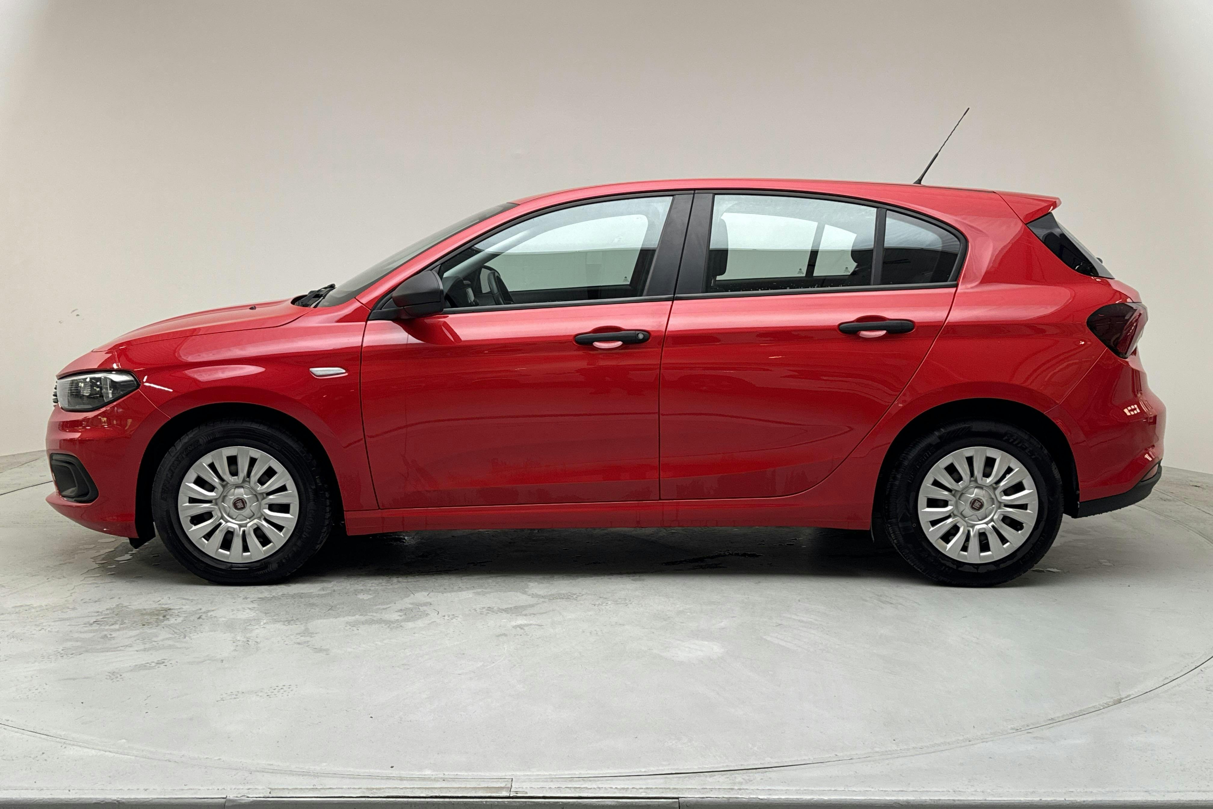Presentationsfoto 2 av 12: Fiat Tipo 1.4 5dr (95hk) - 8 195 mil - Manuell - röd - 2019