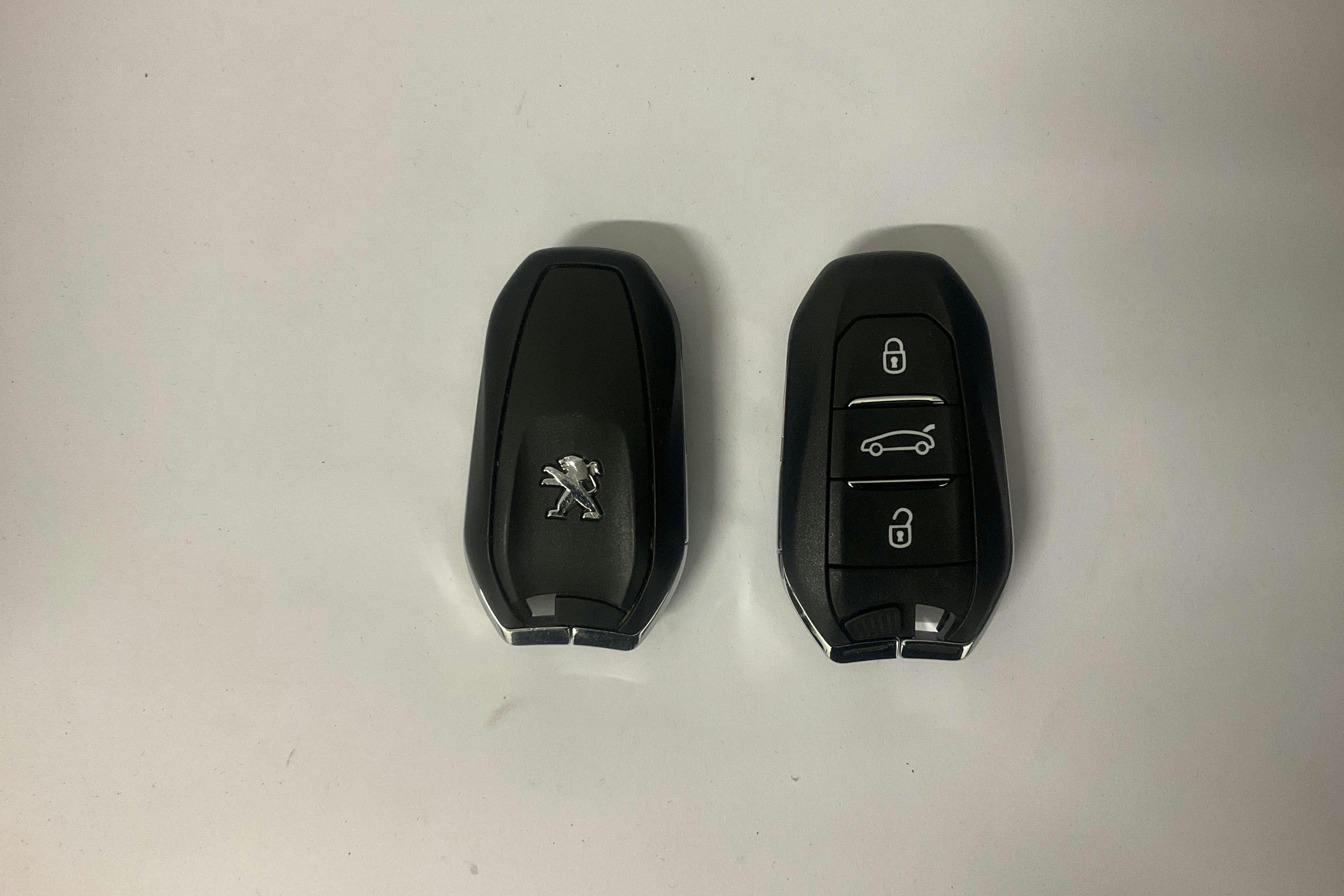 Peugeot 3008 1.6 Plug-in Hybrid 4 (300hk) - 5 999 mil - Automat - grå - 2021