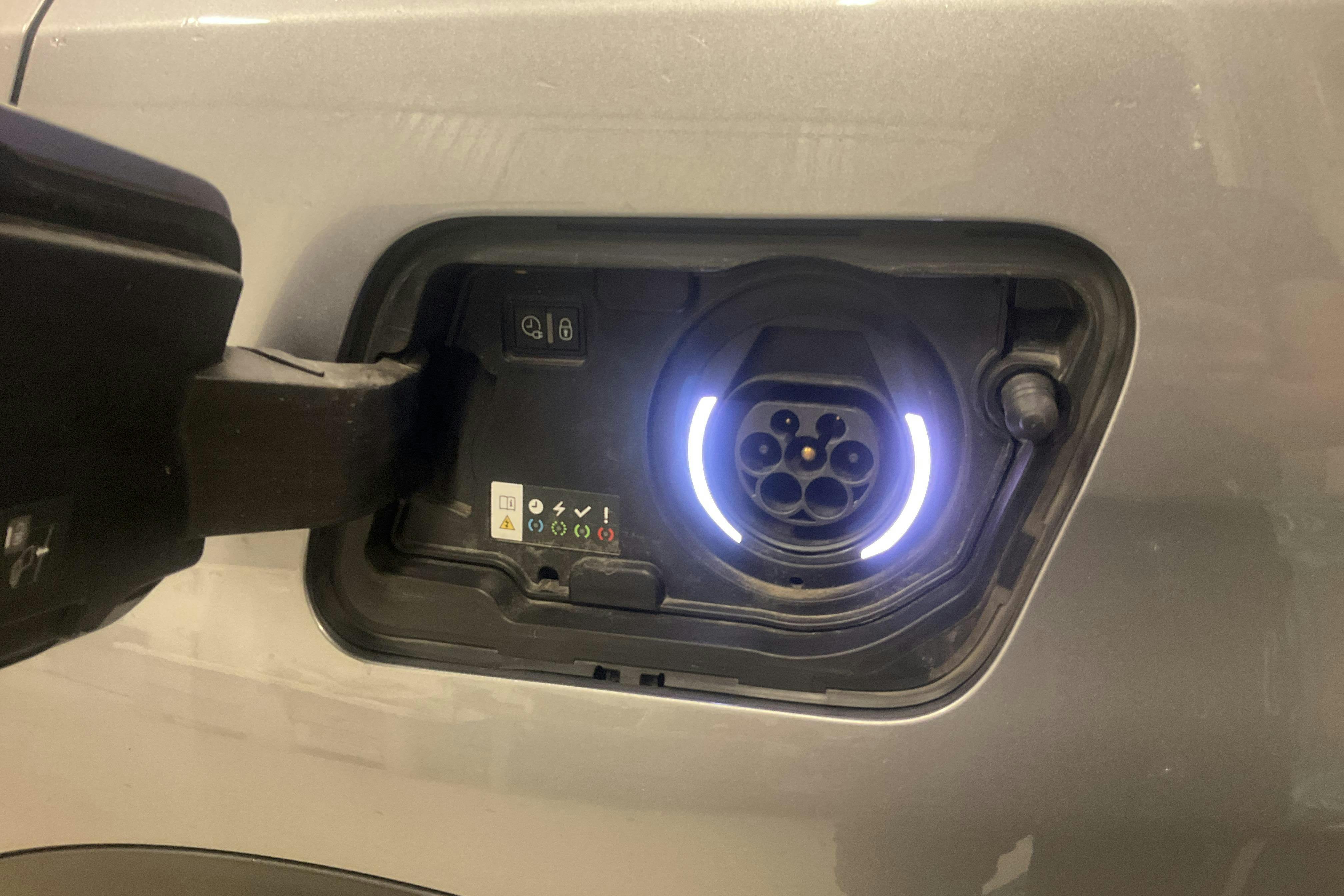 Peugeot 3008 1.6 Plug-in Hybrid 4 (300hk) - 5 999 mil - Automat - grå - 2021