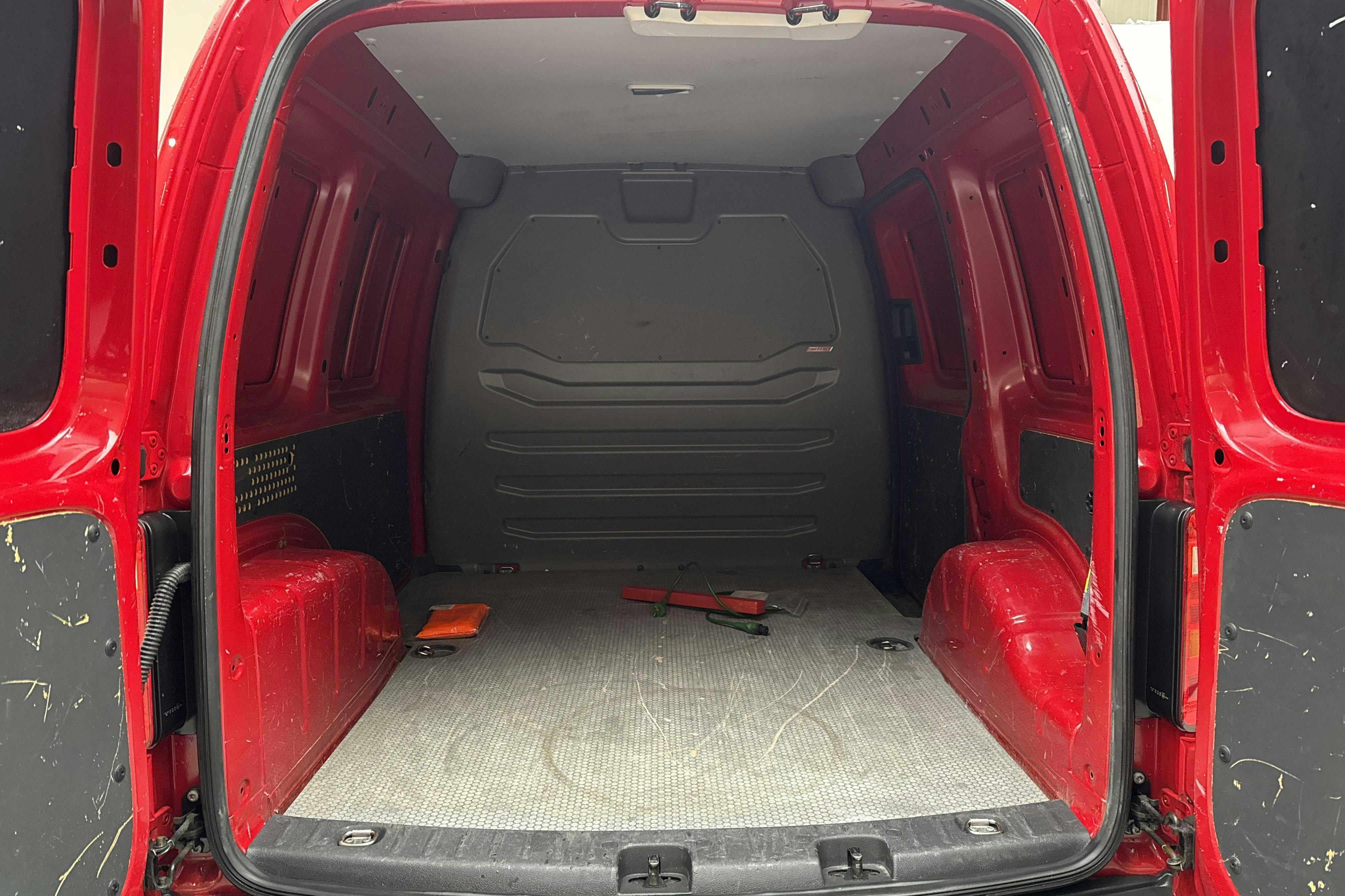 VW Caddy 1.6 TDI Skåp (102hk) - 70 710 km - Manual - Dark Red - 2016