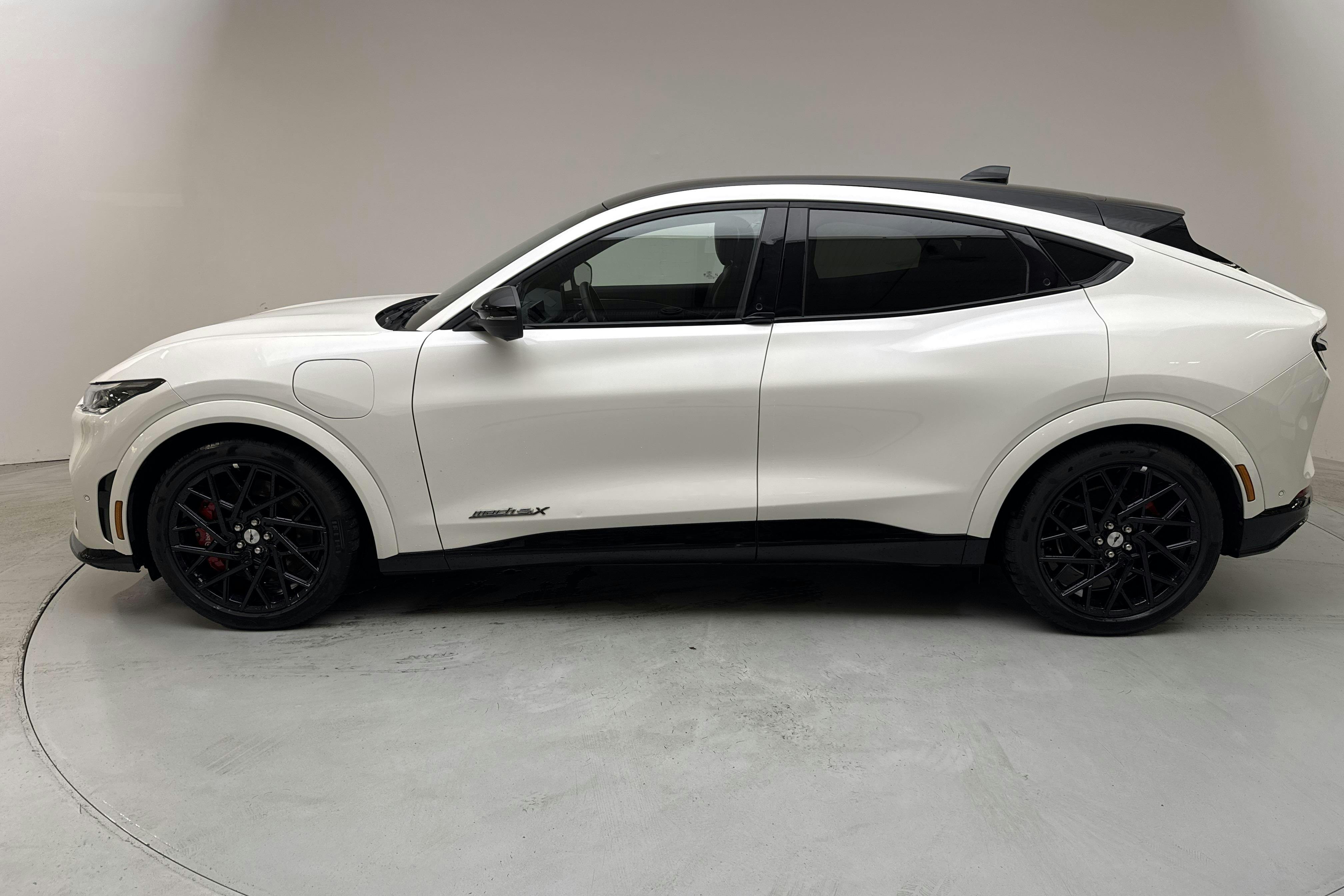 Esittelykuva 2 osoitteesta 17: Ford Mustang Mach-E GT 91 kWh AWD (487hk) - 37 000 km - Automaattinen - valkoinen - 2021