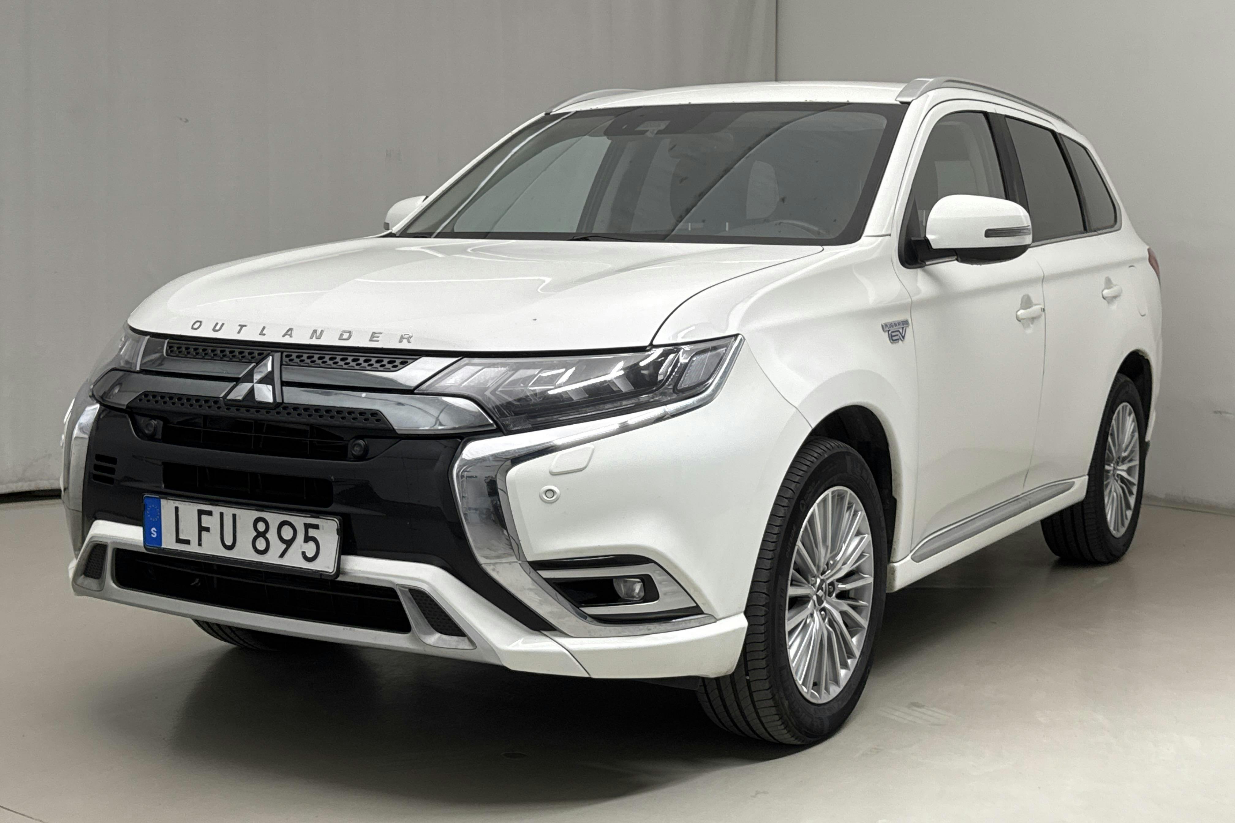 Mitsubishi Outlander 2.4 Plug-in Hybrid 4WD (136hk) - 20 720 mil - Automat - vit - 2019