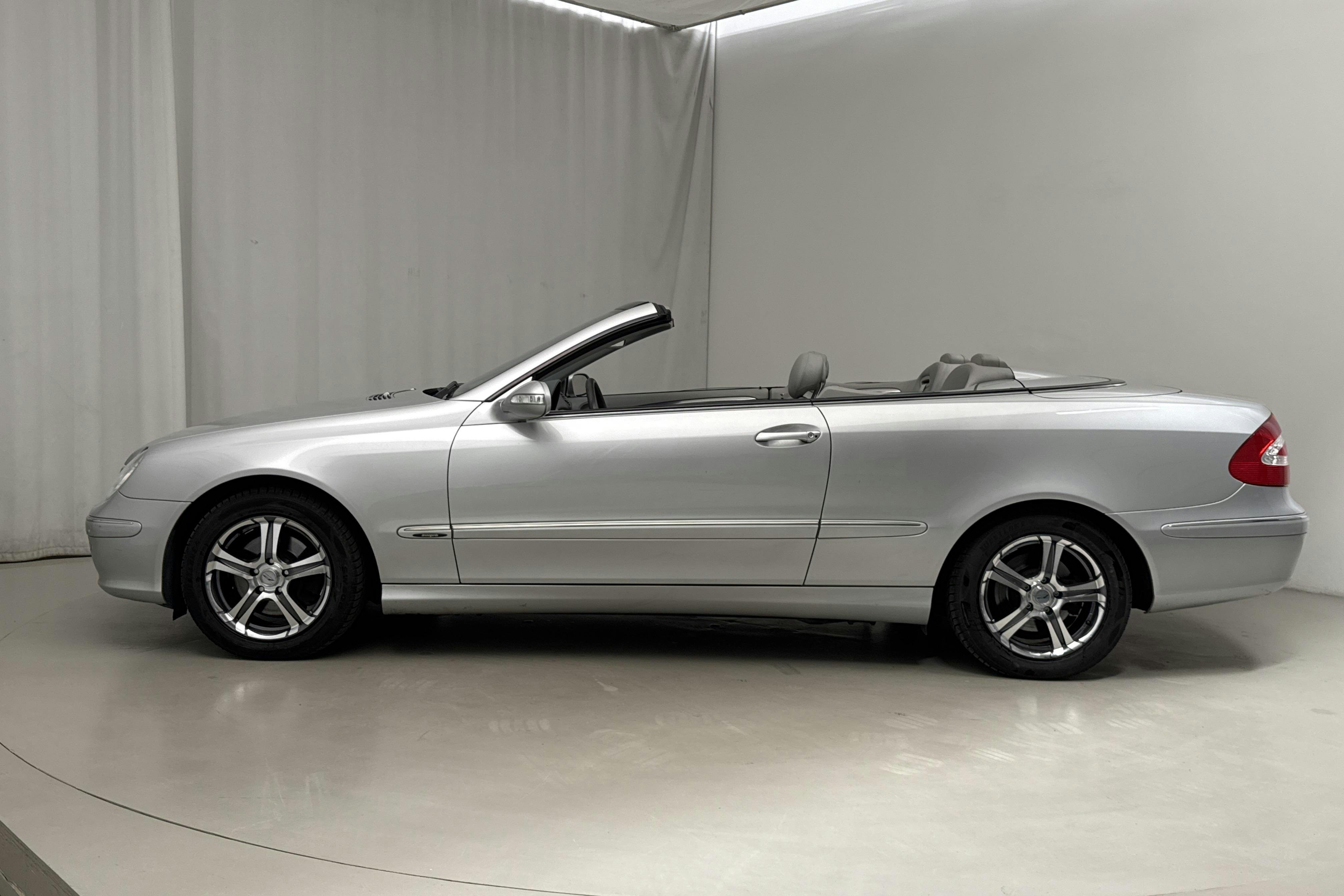 Presentation photo 2 of 19: Mercedes CLK 200 Kompressor Cabriolet (163hk) - 131 100 km - Automatic - silver - 2005