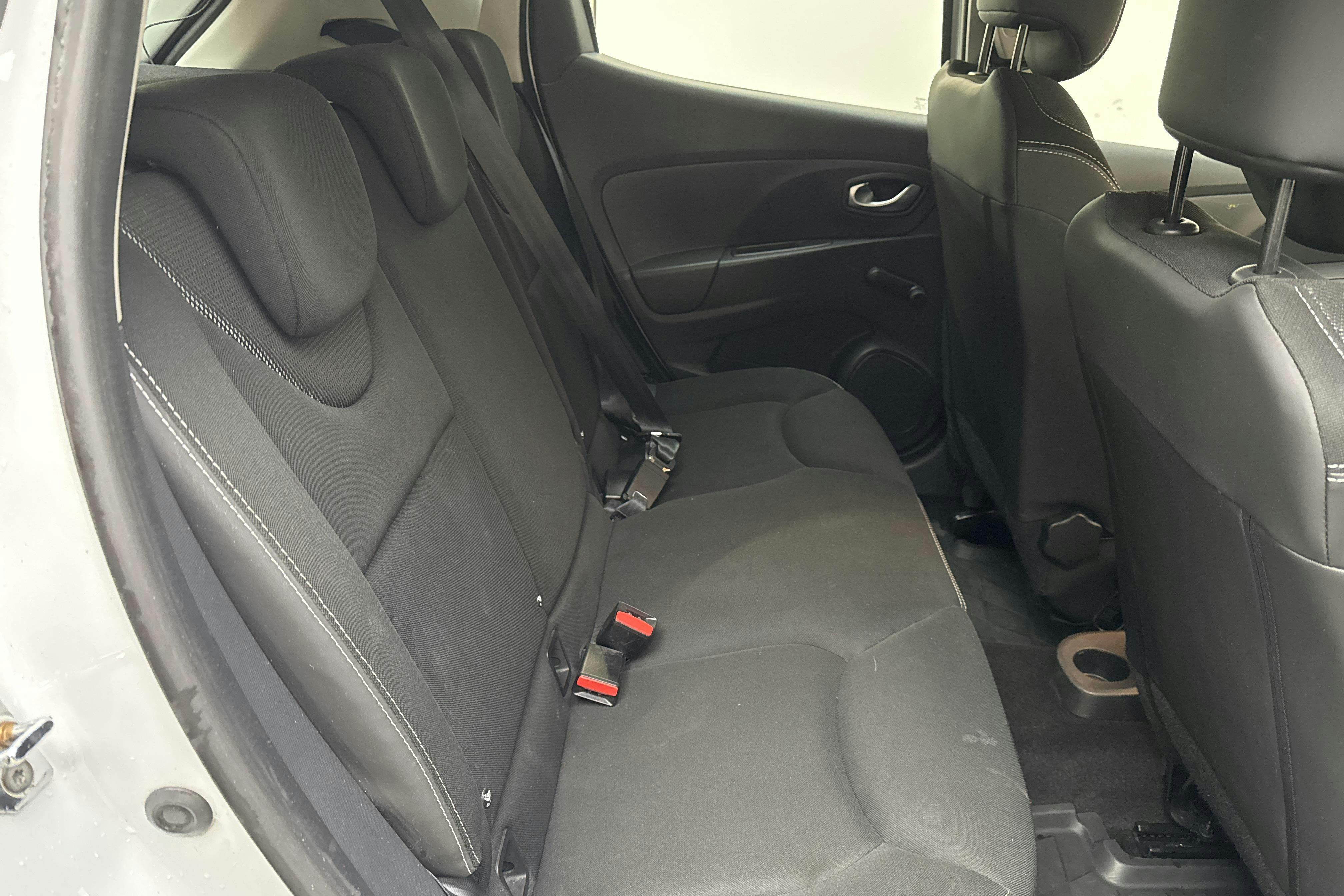 Renault Clio IV 0.9 TCe 90 5dr (90hk) - 8 576 mil - Manuell - vit - 2015