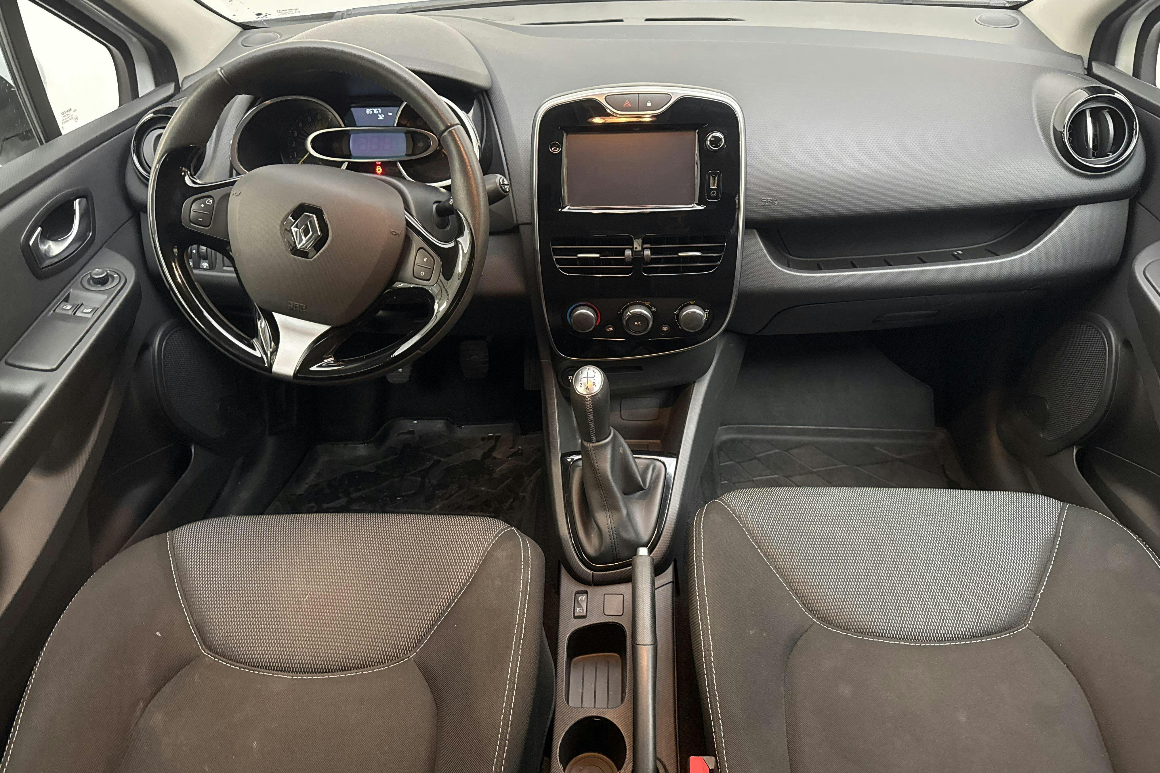 Renault Clio IV 0.9 TCe 90 5dr (90hk) - 8 576 mil - Manuell - vit - 2015