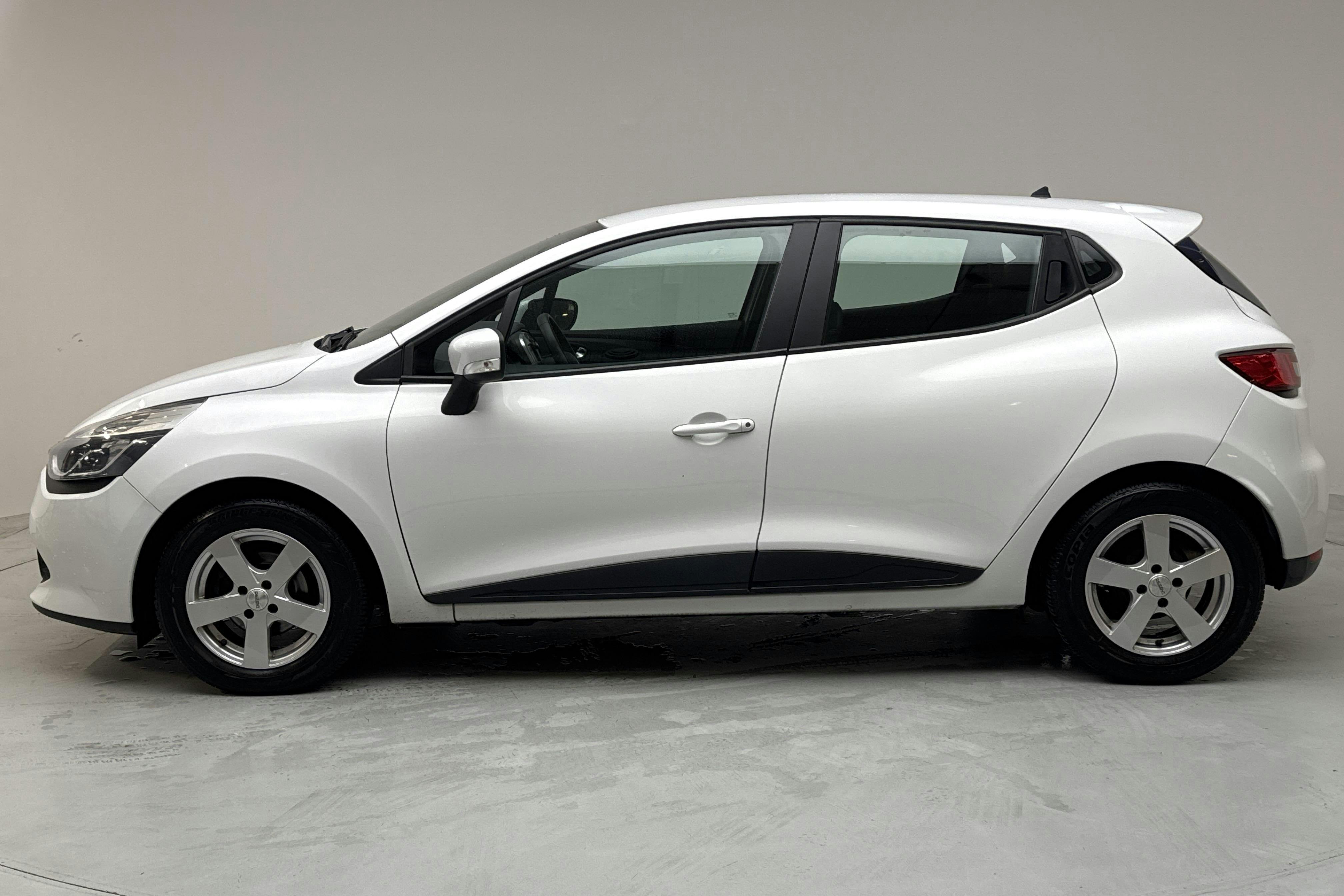 Renault Clio IV 0.9 TCe 90 5dr (90hk) - 8 576 mil - Manuell - vit - 2015