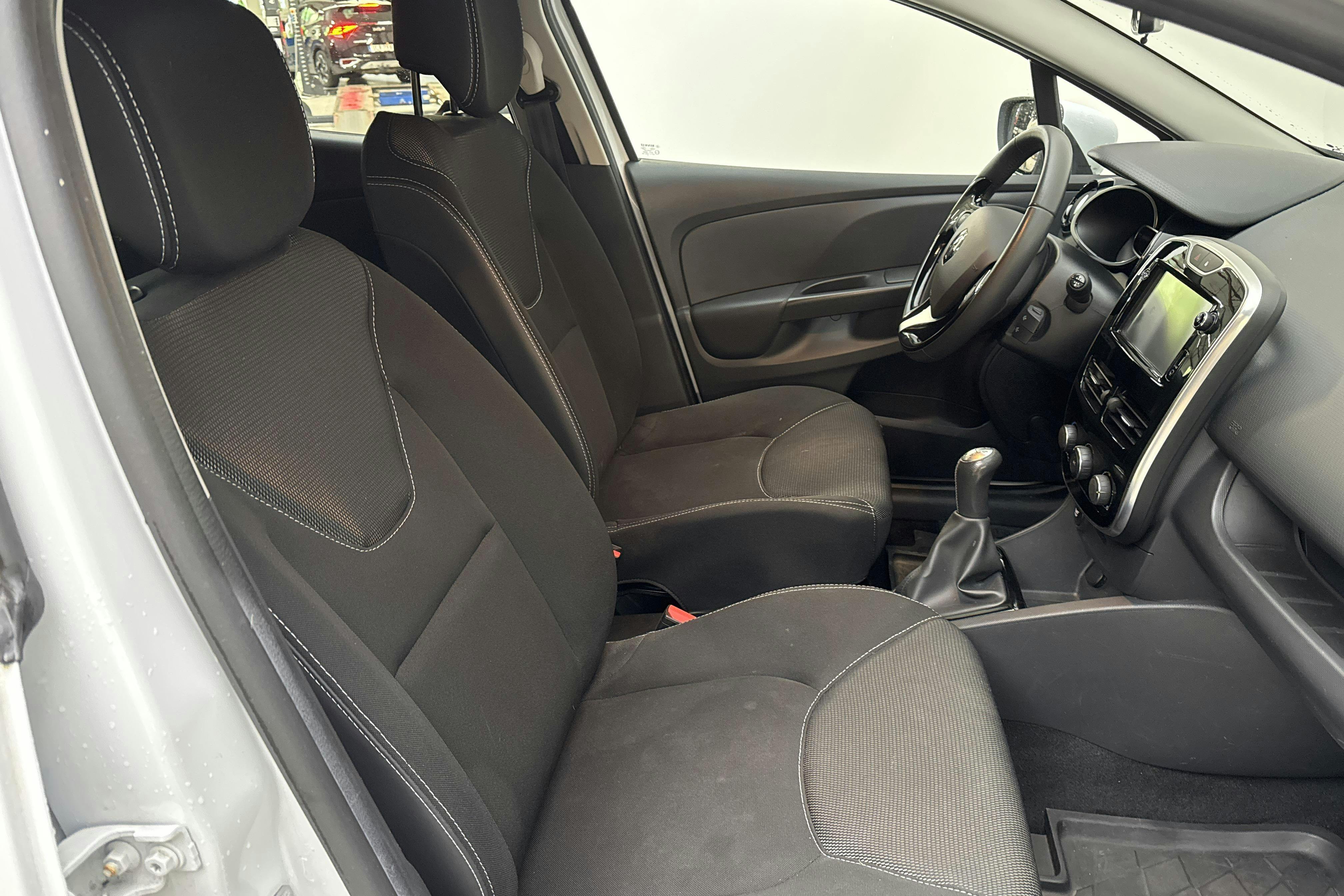Renault Clio IV 0.9 TCe 90 5dr (90hk) - 8 576 mil - Manuell - vit - 2015