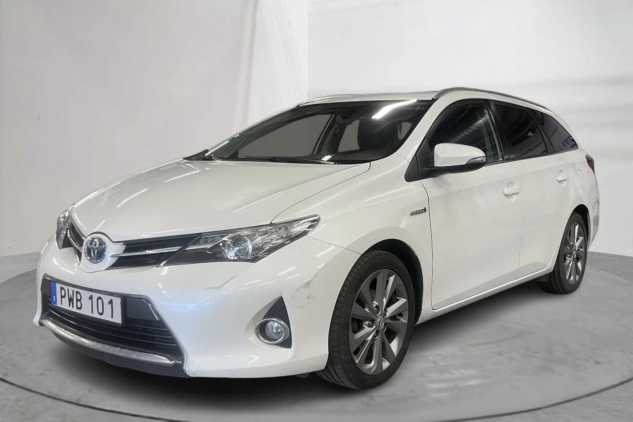 Toyota Auris 1.8 HSD Touring Sports (99hk) - 13 409 mil - Automat - vit - 2014