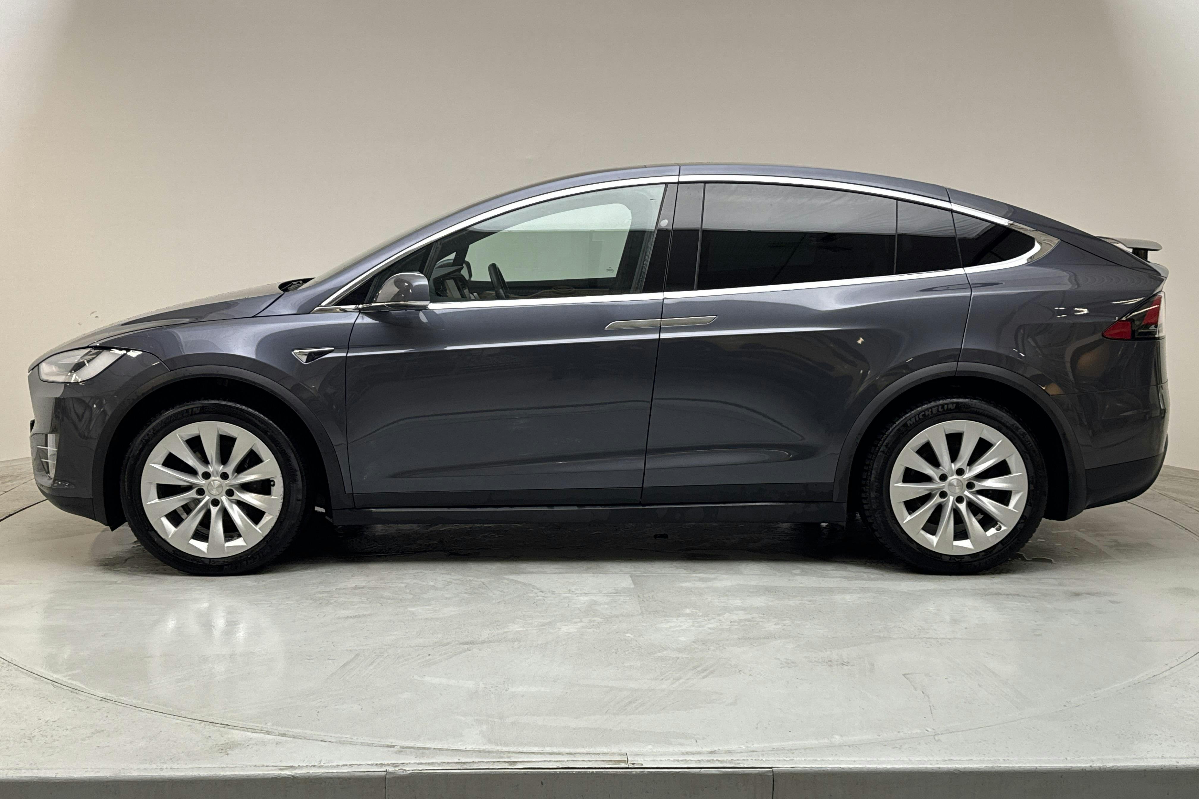Esittelykuva 2 osoitteesta 19: Tesla Model X Dual Motor Long Range AWD - 112 320 km - Automaattinen - harmaa - 2020