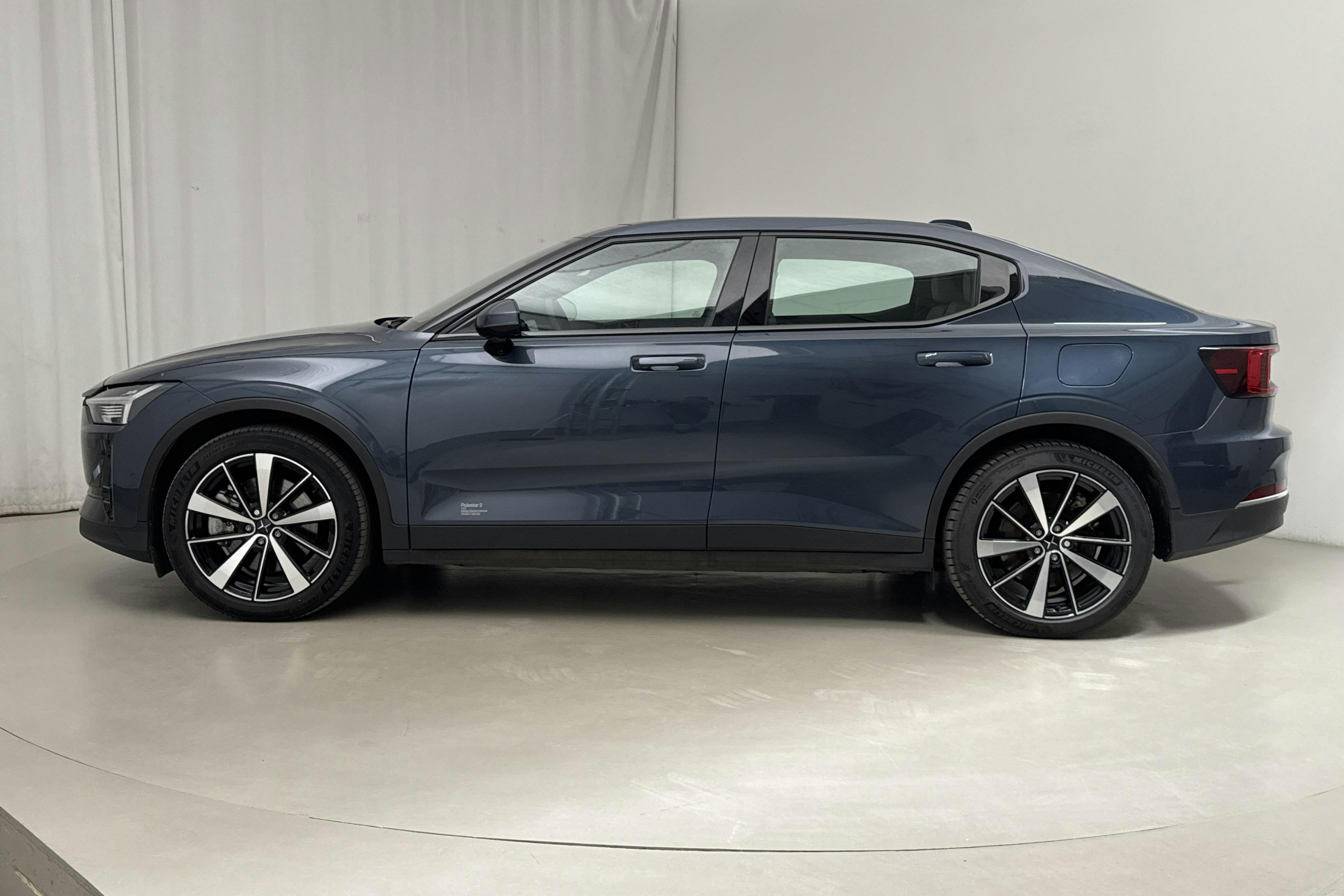 Presentationsfoto 2 av 20: Polestar 2 Long range Dual motor (408hk) - 4 909 mil - Automat - Dark Blue - 2021