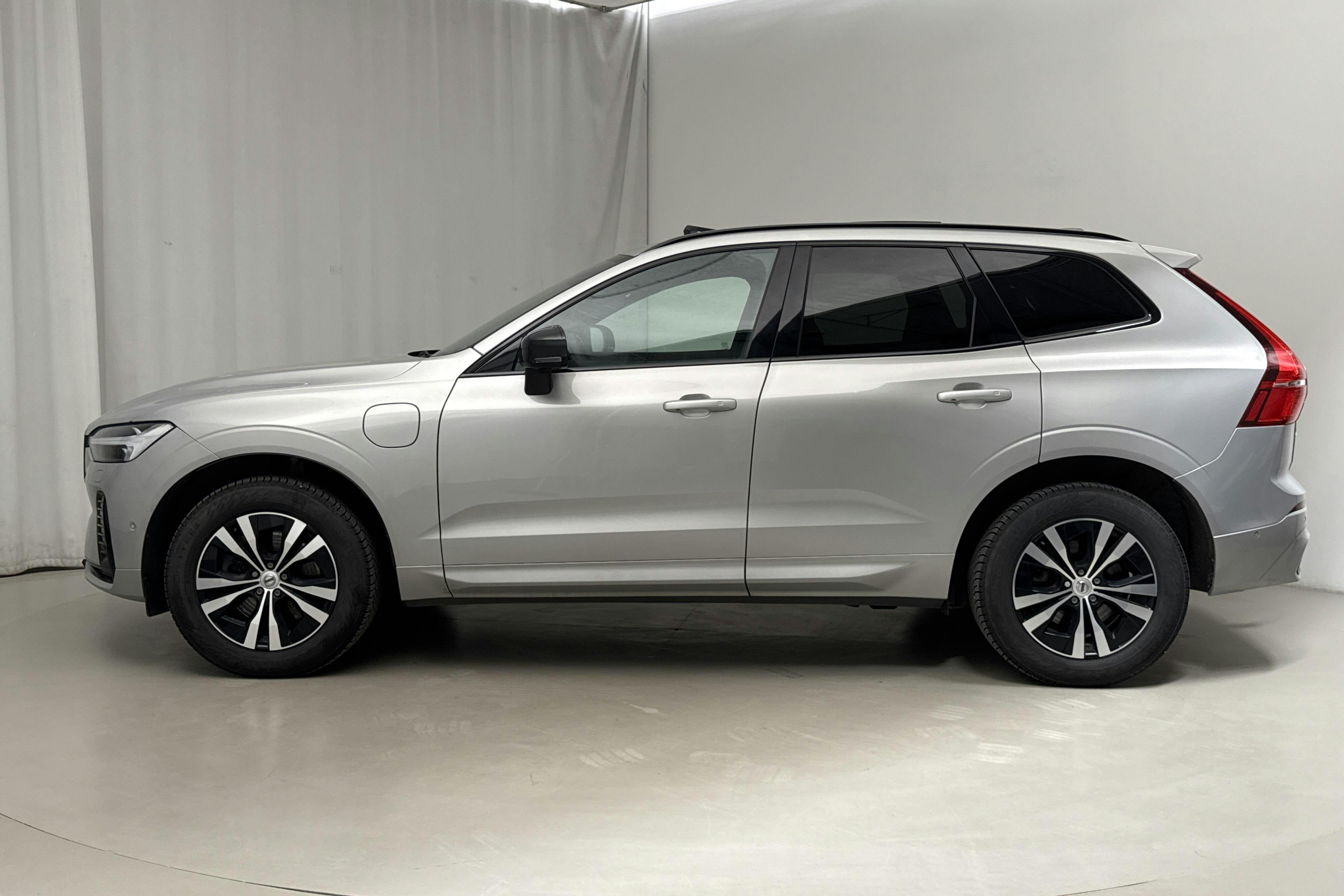 Presentationsfoto 2 av 22: Volvo XC60 T8 AWD Recharge (390hk) - 9 744 mil - Automat - silver - 2022