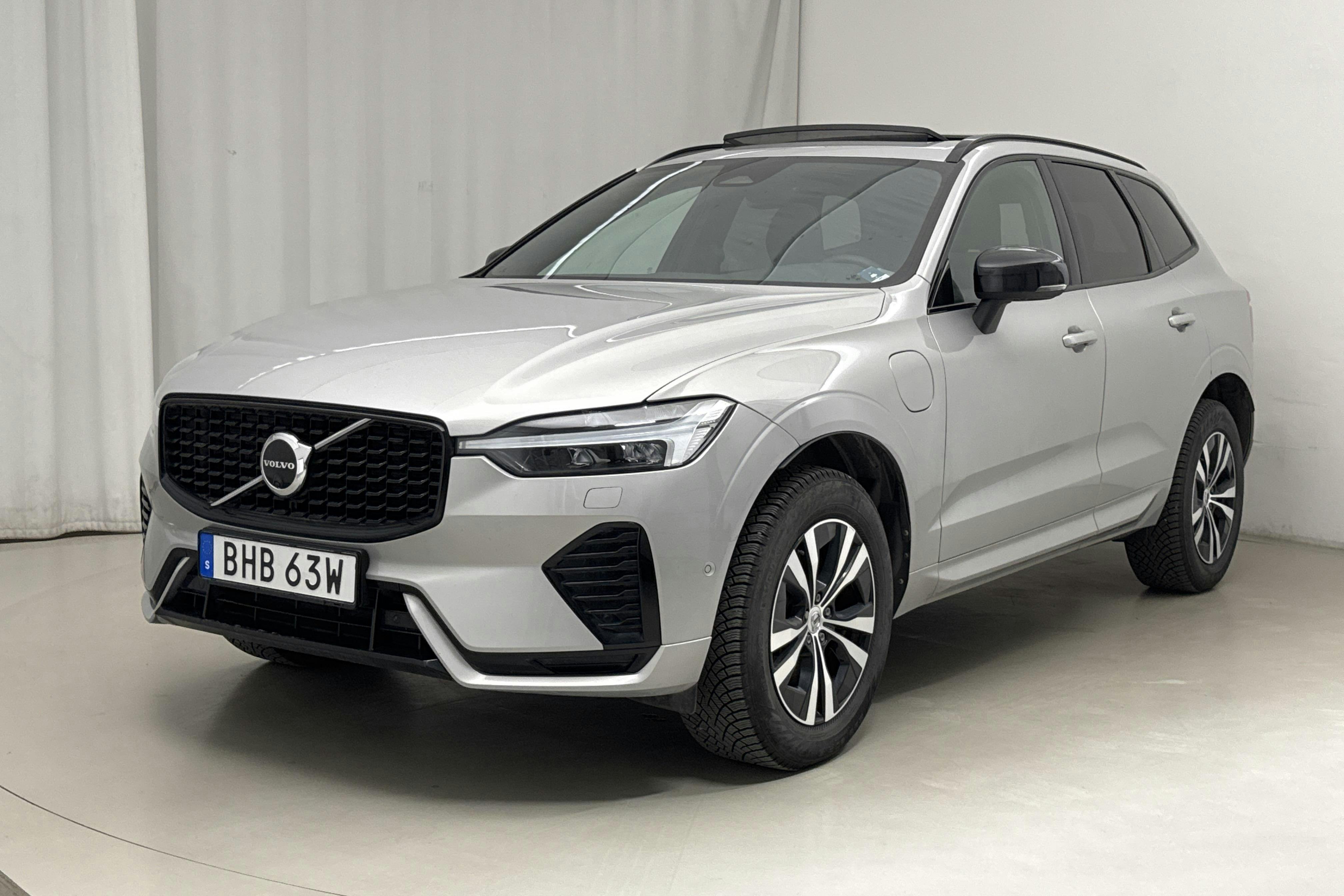 Presentationsfoto 1 av 22: Volvo XC60 T8 AWD Recharge (390hk) - 9 744 mil - Automat - silver - 2022