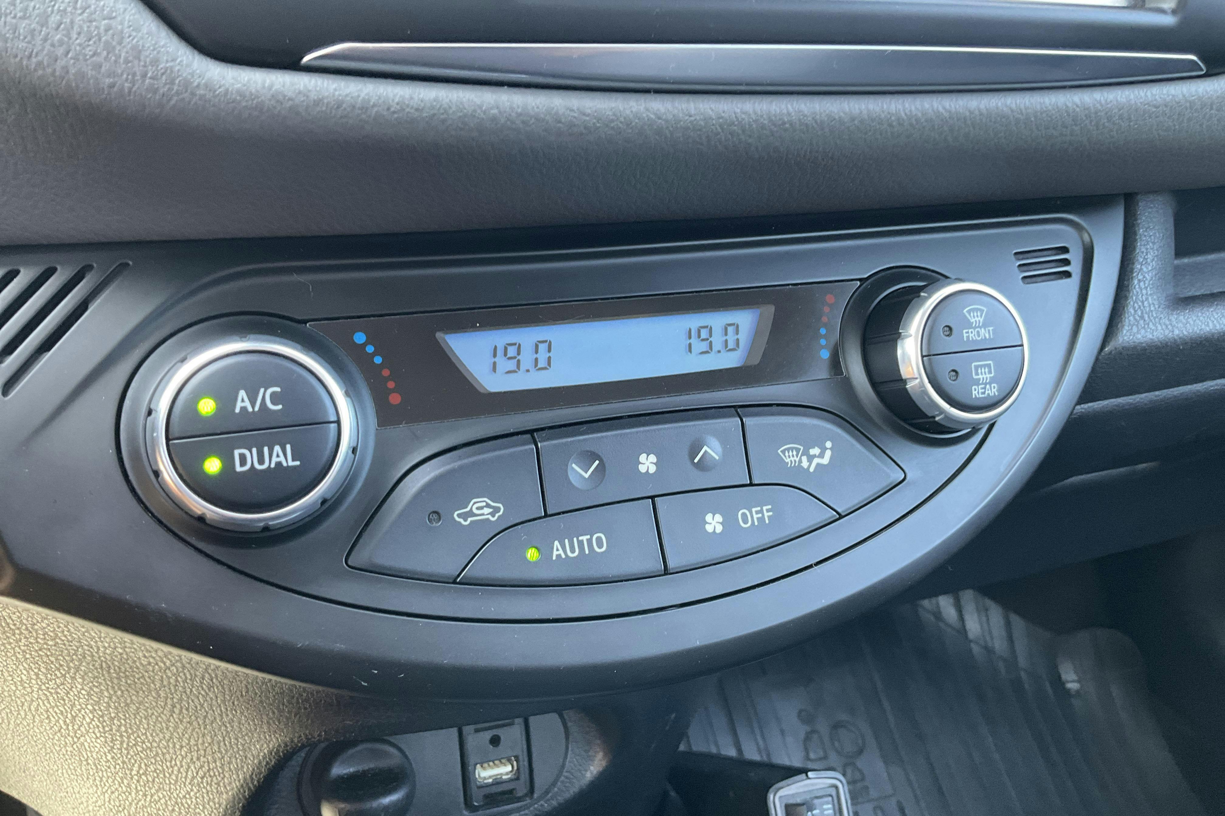 Toyota Yaris 1.5 Hybrid 5dr (101hk) - 112 870 km - Automatic - red - 2019