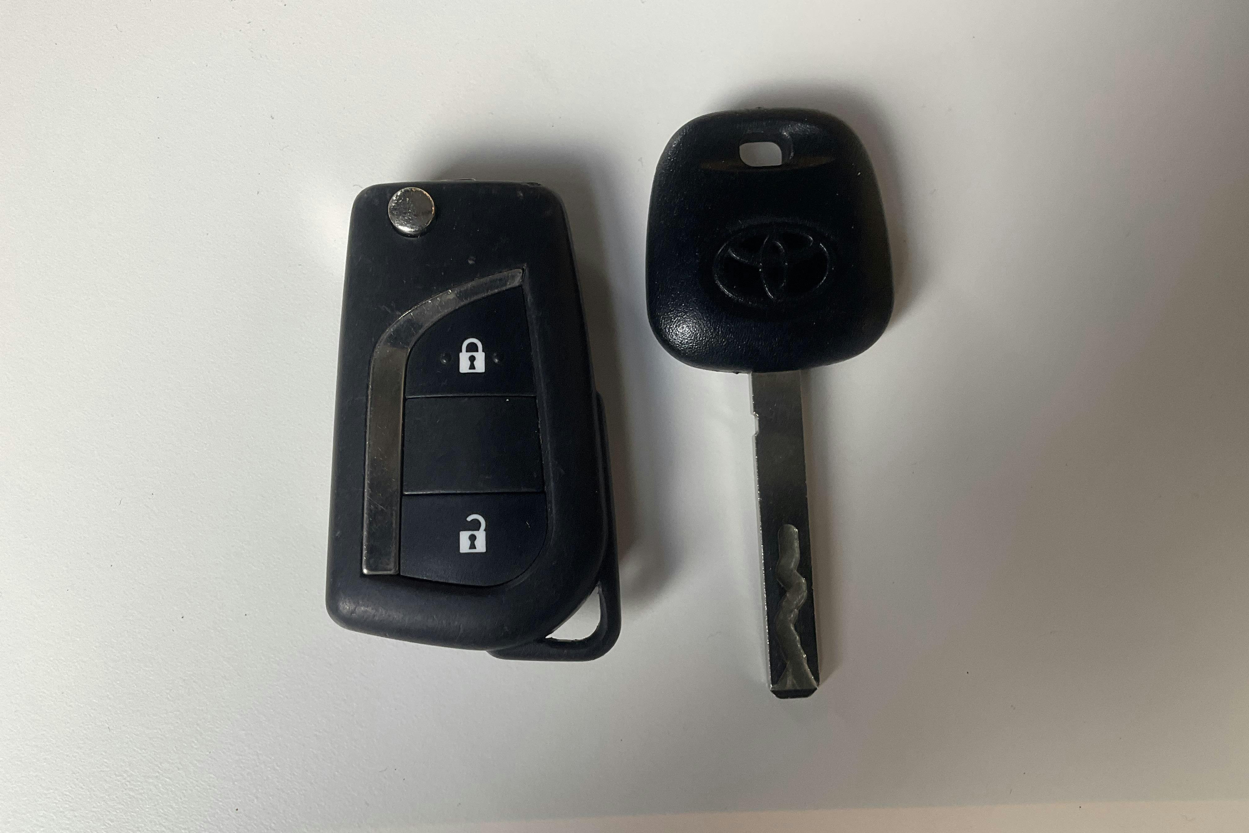 Toyota Yaris 1.5 Hybrid 5dr (101hk) - 112 870 km - Automatic - red - 2019