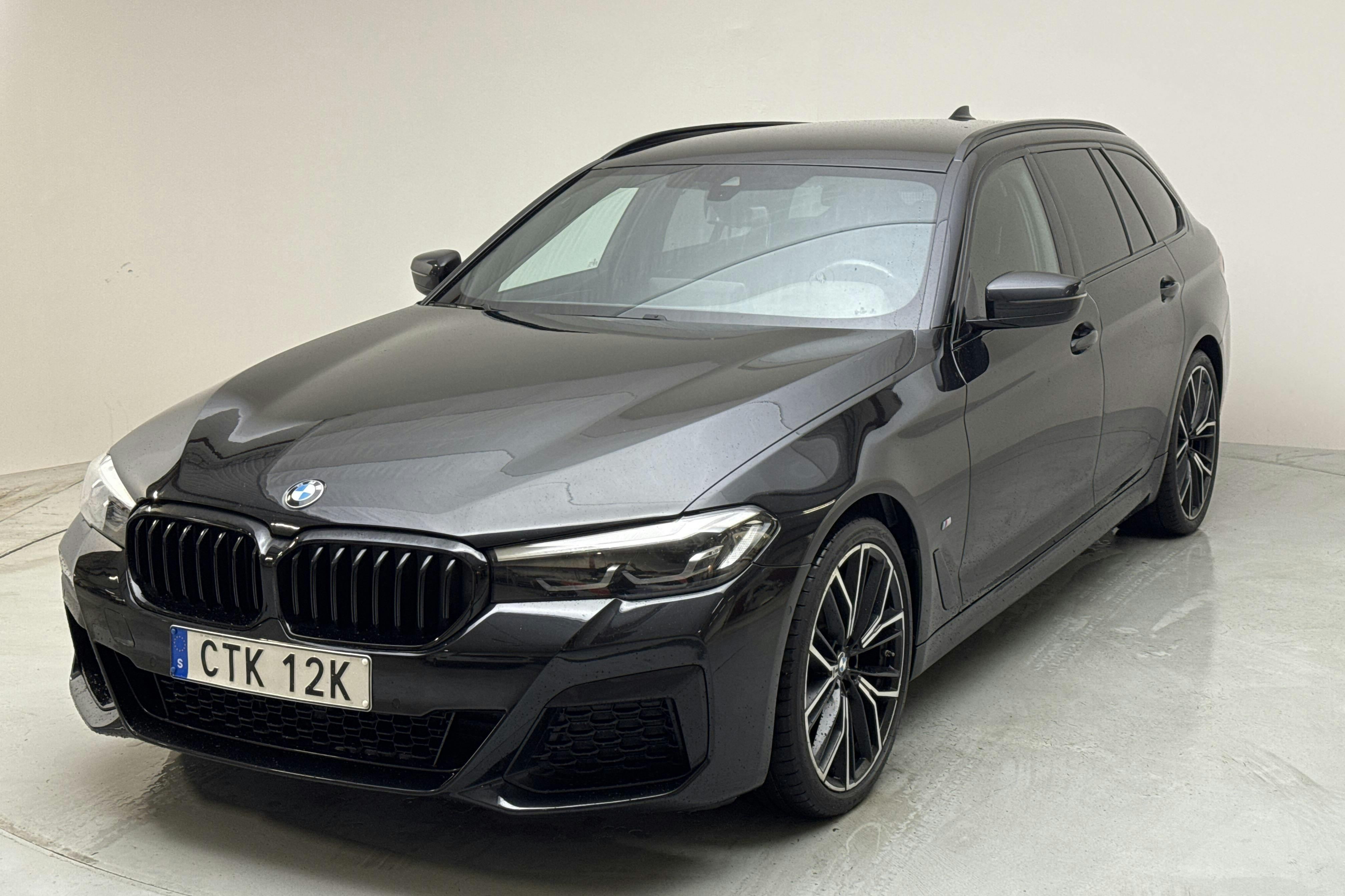 BMW 520d xDrive Touring, G31 LCI (190hk+11hk) - 11 825 mil - Automat - svart - 2023