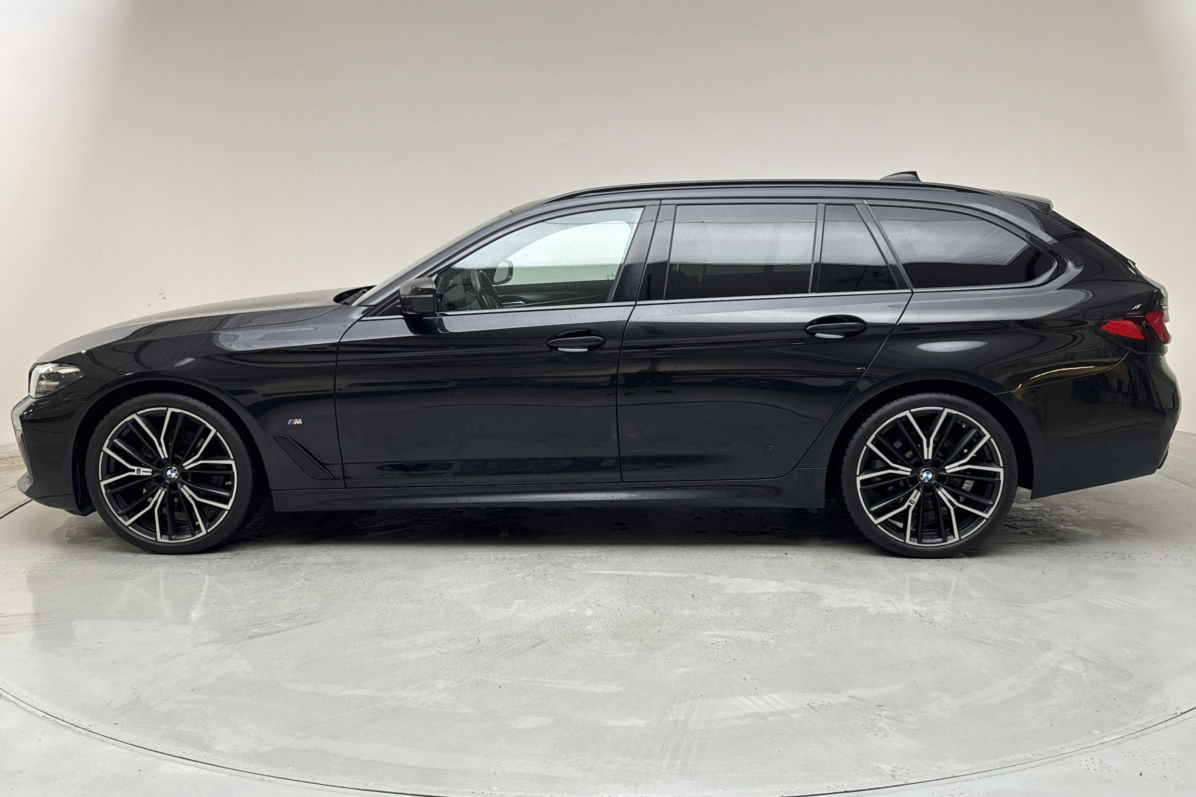 BMW 520d xDrive Touring, G31 LCI (190hk+11hk) - 11 825 mil - Automat - svart - 2023
