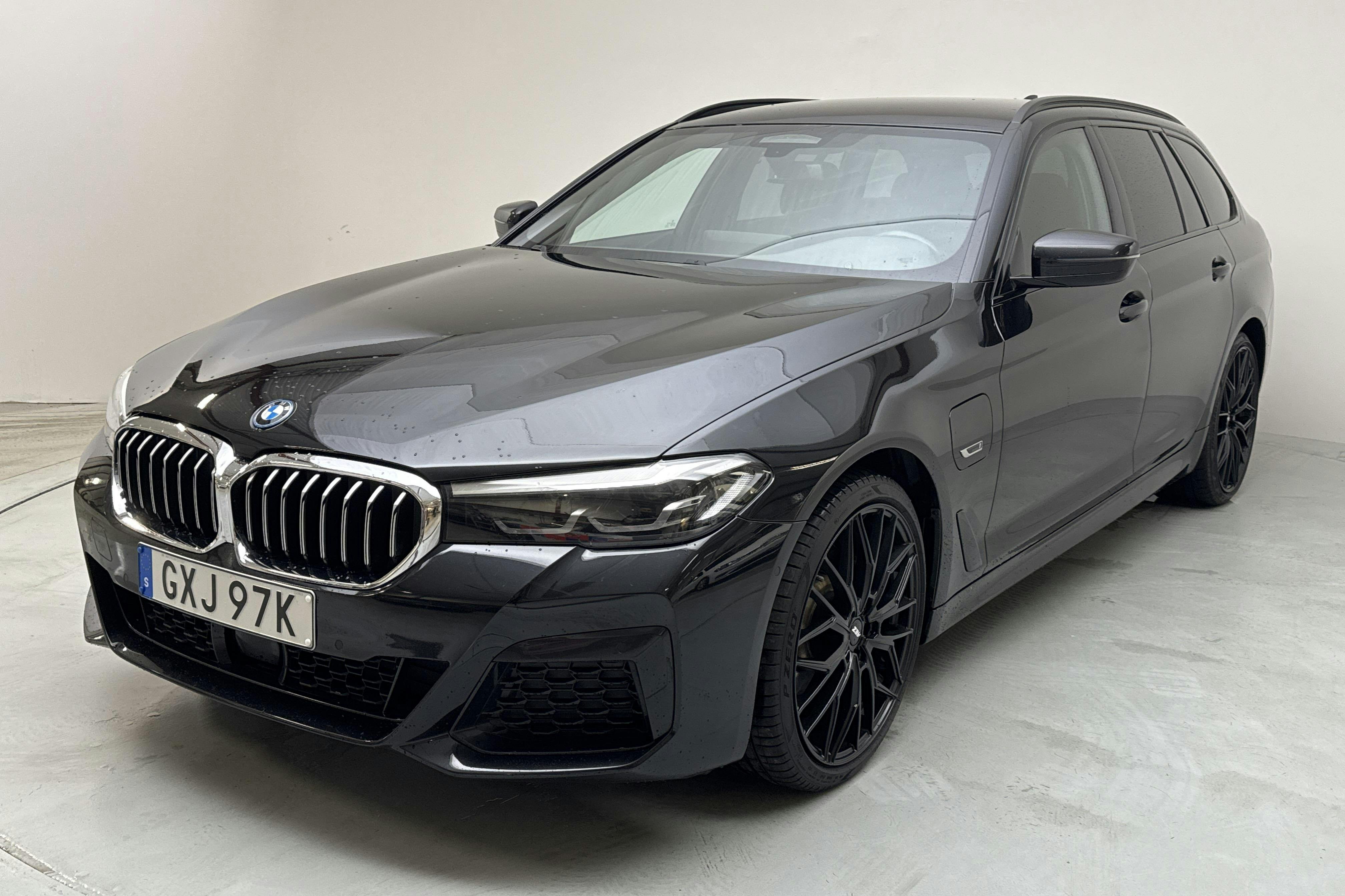 BMW 530e xDrive Touring, G31 12kWh LCI (292hk) - 6 676 mil - Automat - svart - 2023