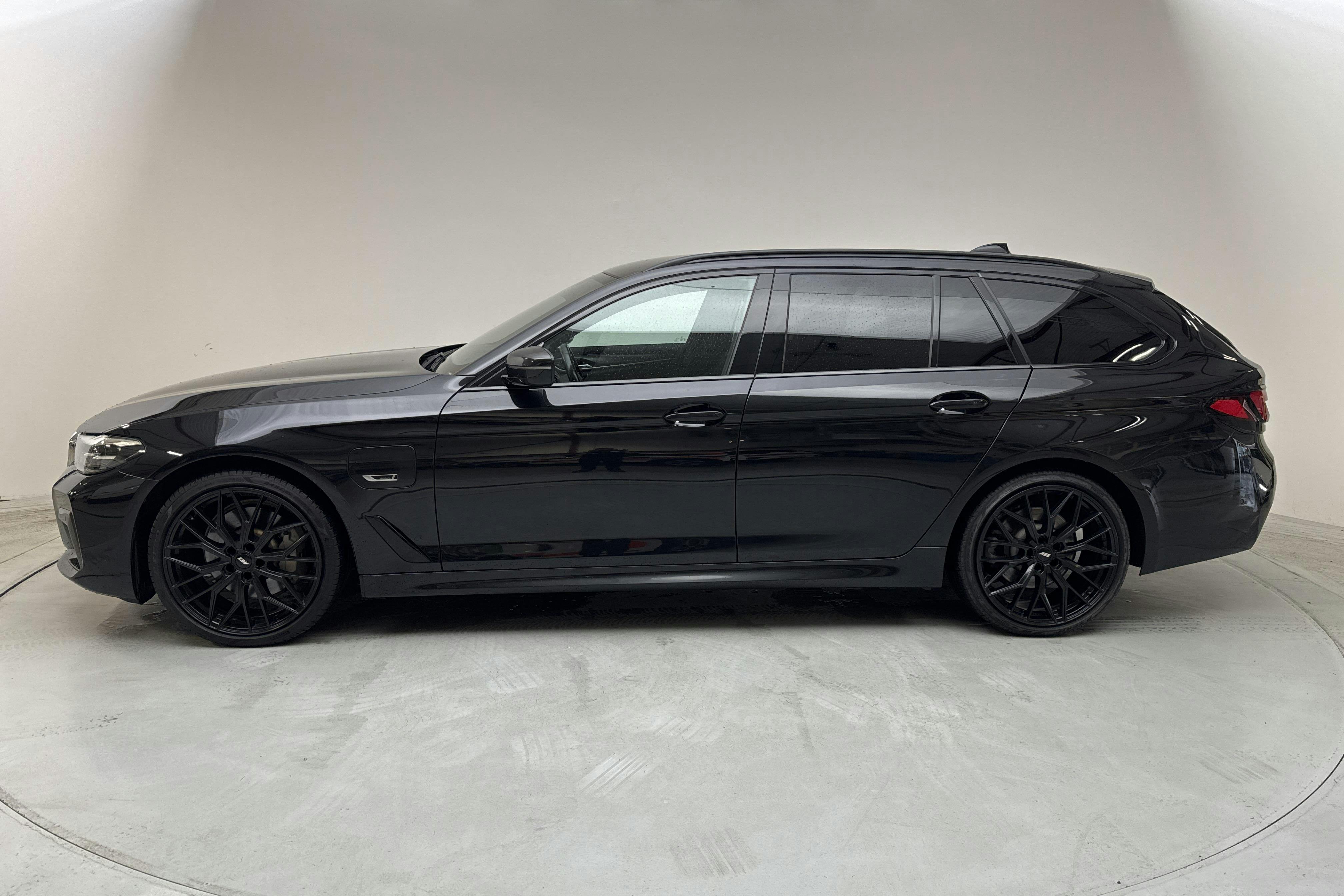 BMW 530e xDrive Touring, G31 12kWh LCI (292hk) - 6 676 mil - Automat - svart - 2023