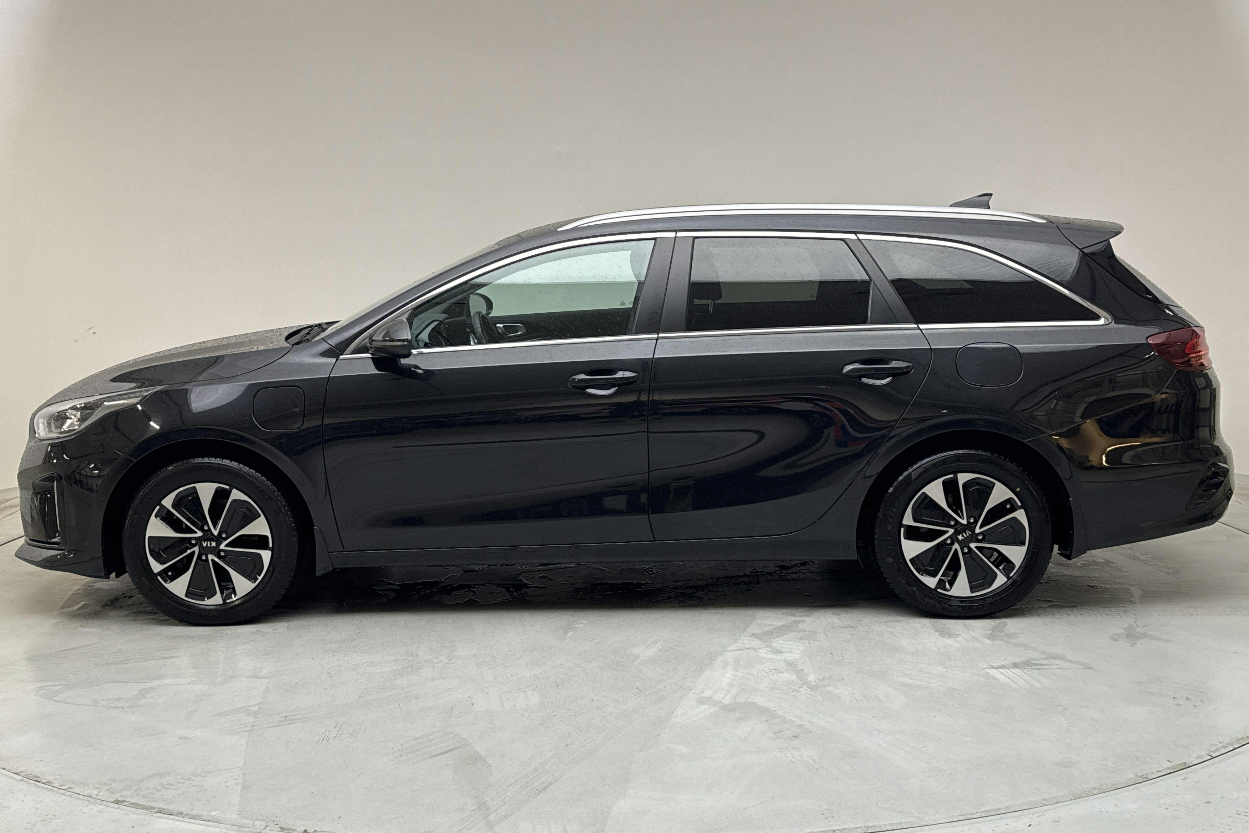 KIA Ceed 1.6 Plug-in Hybrid SW (141hk) - 9 088 mil - Automat - svart - 2021