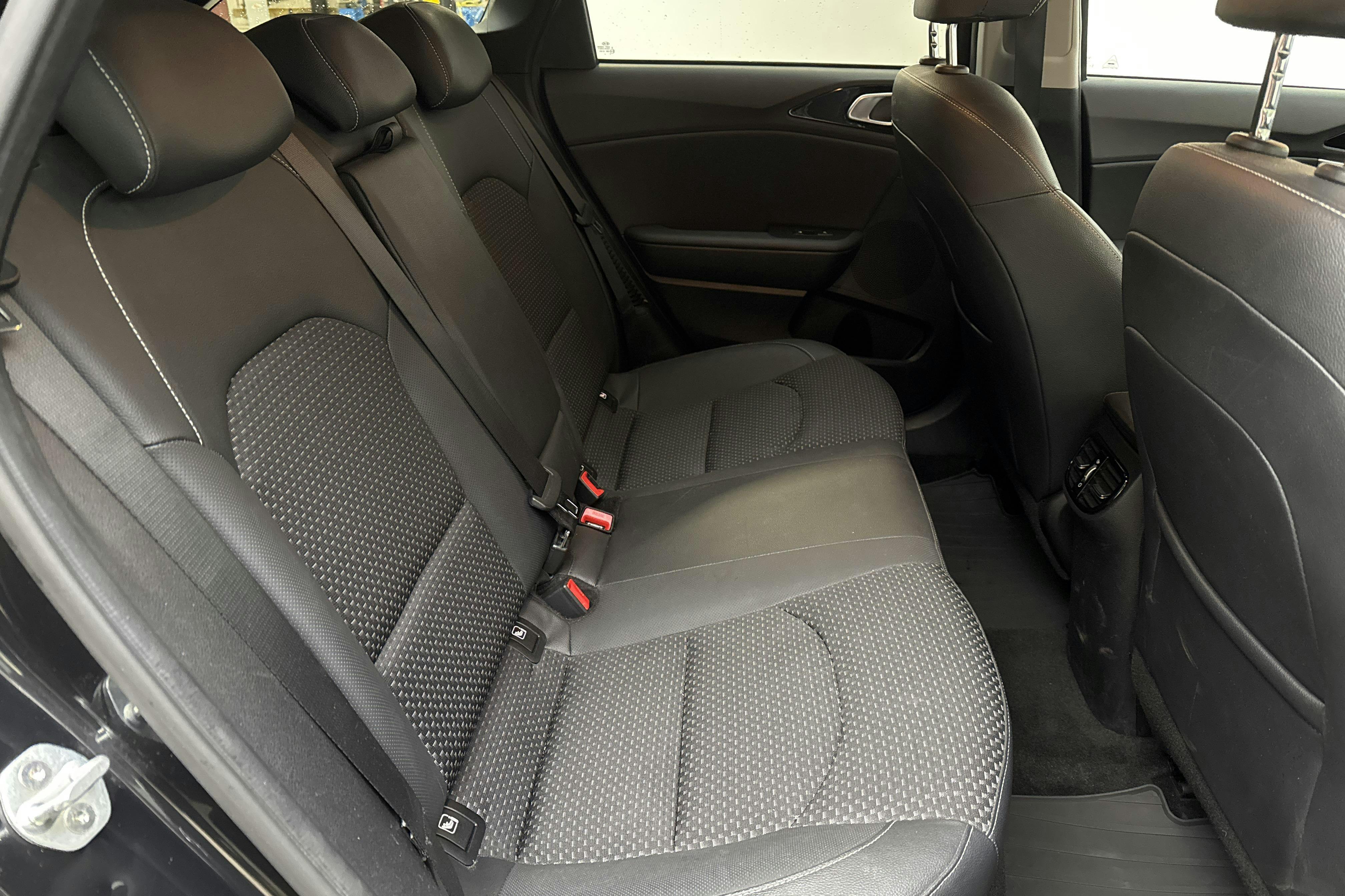 KIA Ceed 1.6 Plug-in Hybrid SW (141hk) - 9 088 mil - Automat - svart - 2021