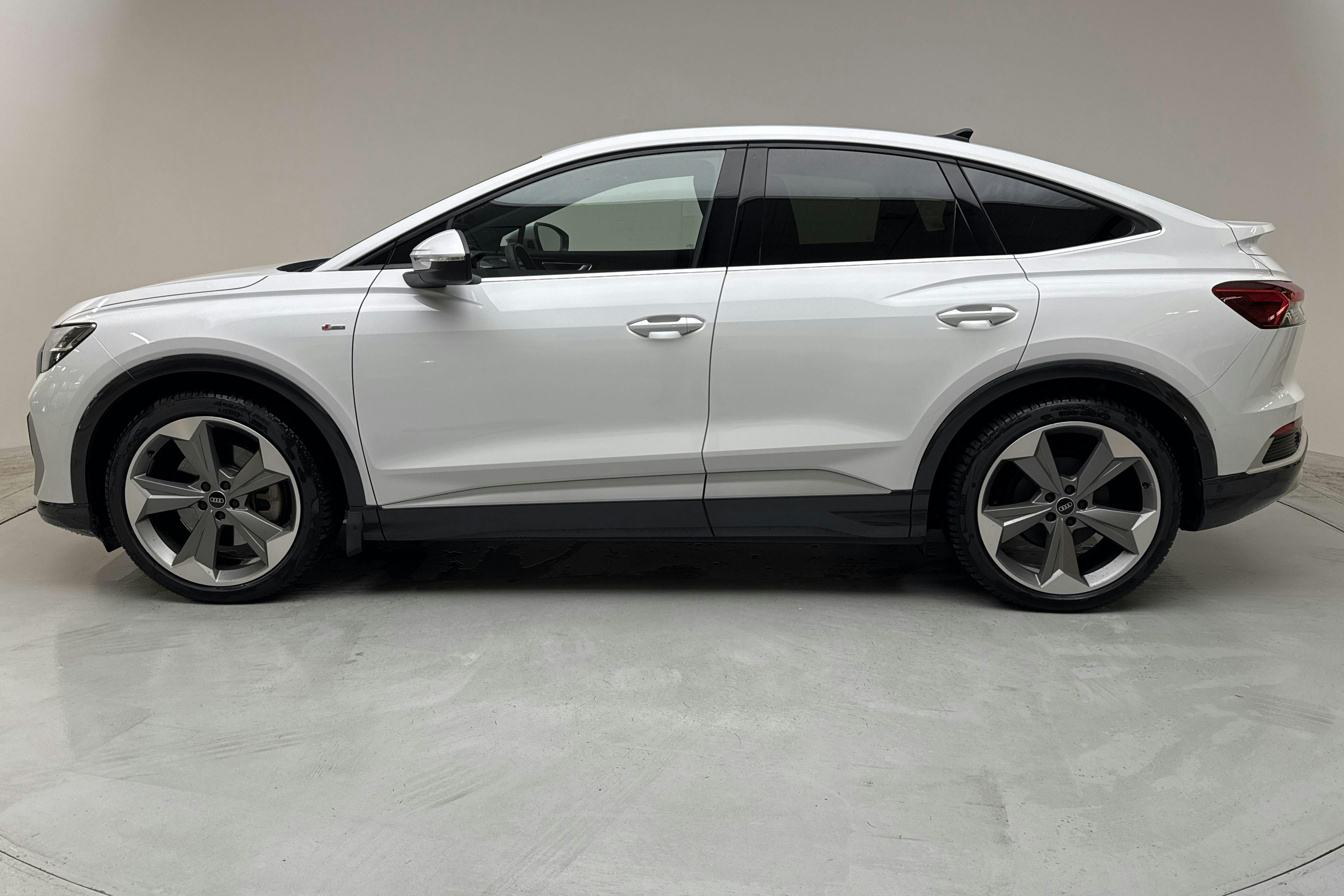 Audi Q4 45 Sportback e-tron quattro 77 kWh (265hk) - 32 090 km - Automatic - white - 2024