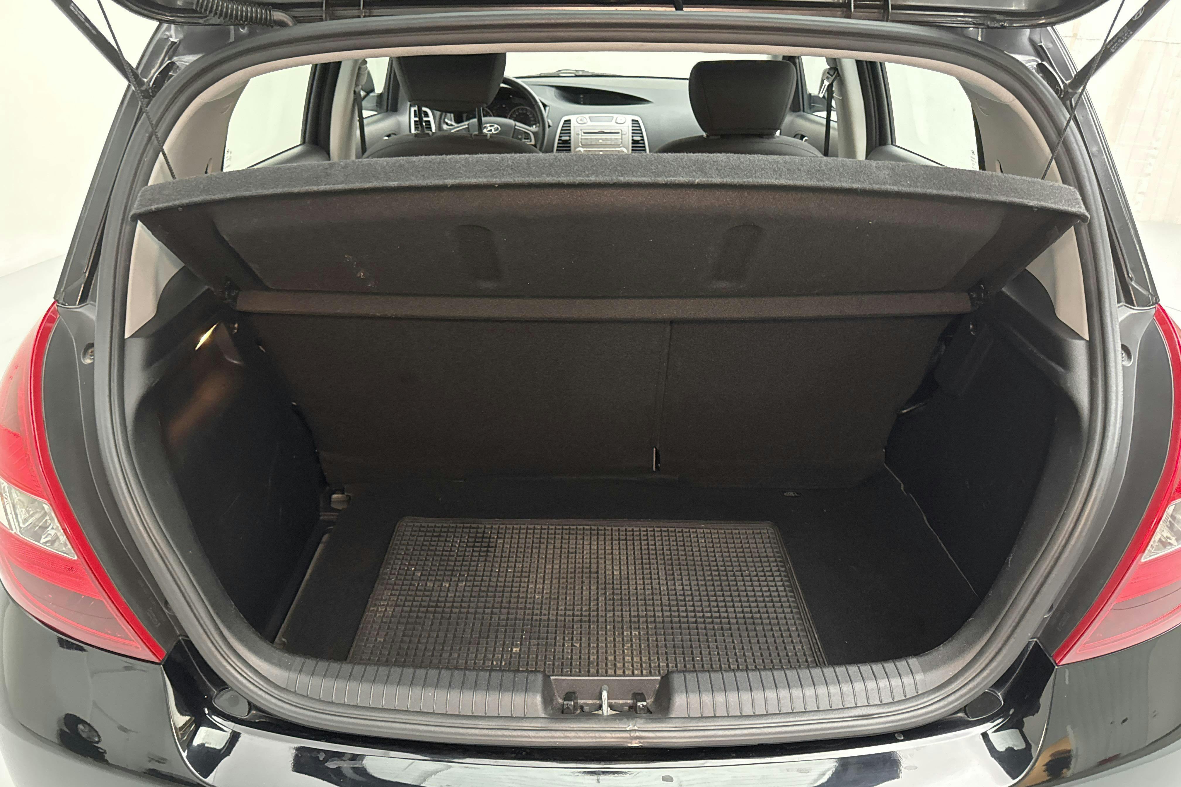 Hyundai i20 1.4 (100hk) - 80 350 km - Automatic - black - 2011