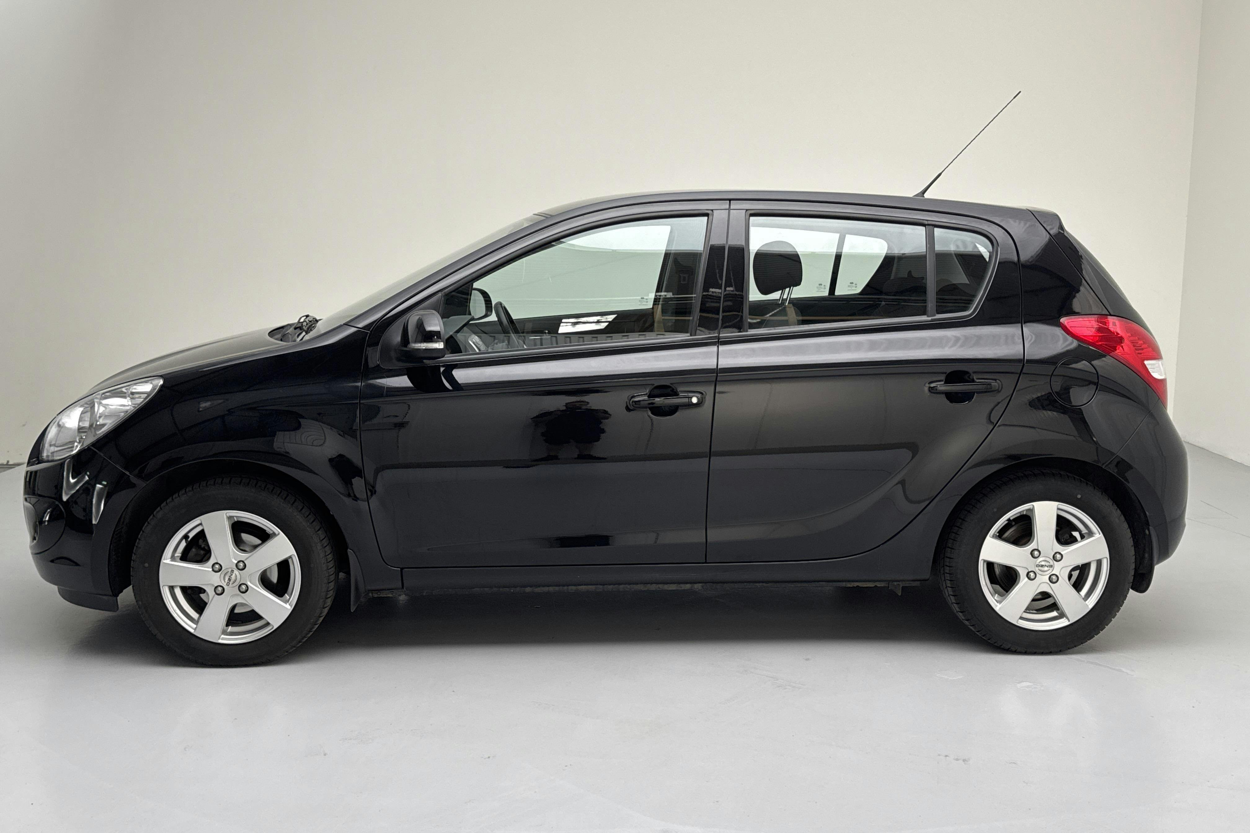 Hyundai i20 1.4 (100hk) - 80 350 km - Automatic - black - 2011