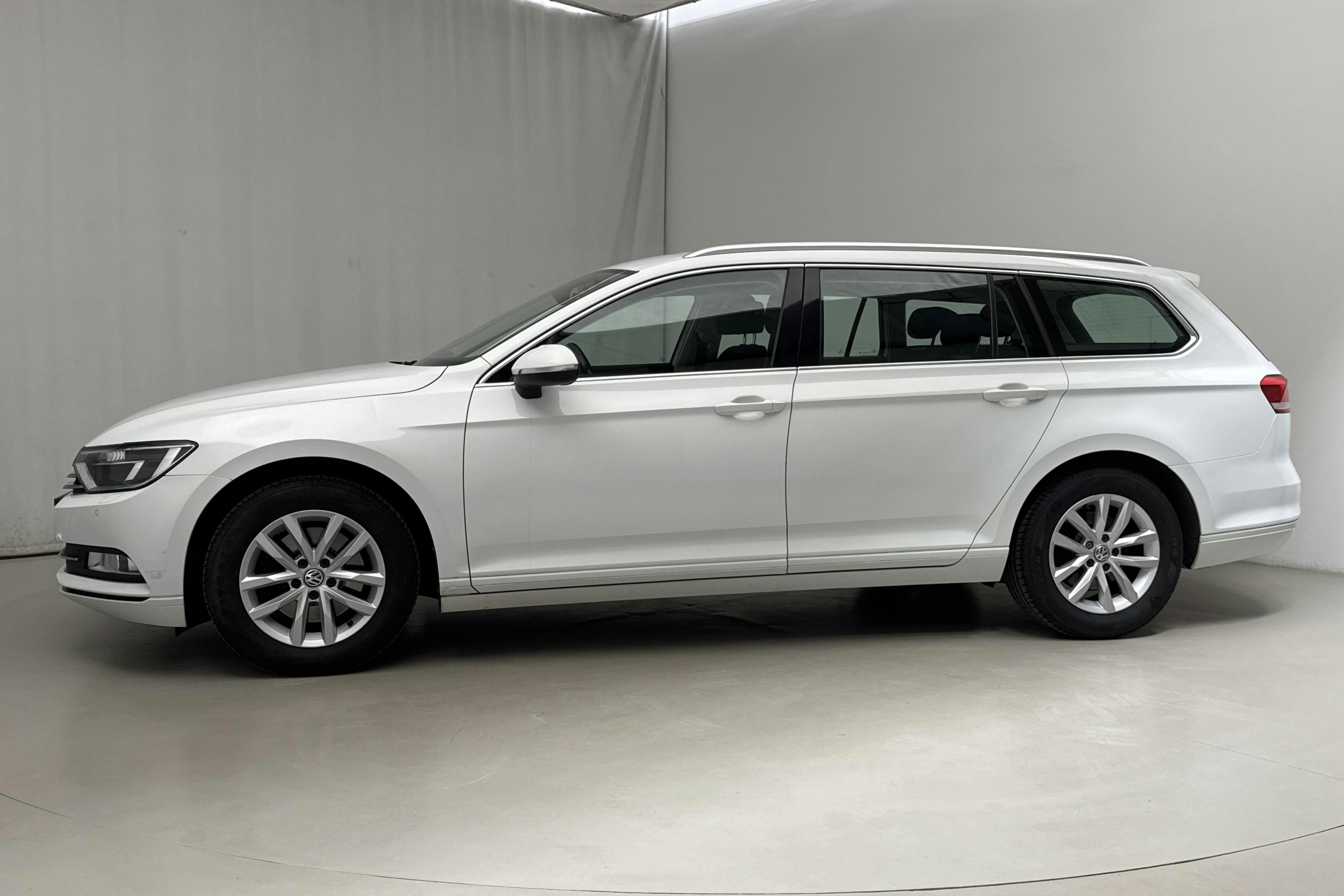 VW Passat 1.4 TSI Sportscombi (150hk) - 11 488 mil - Manuell - vit - 2016