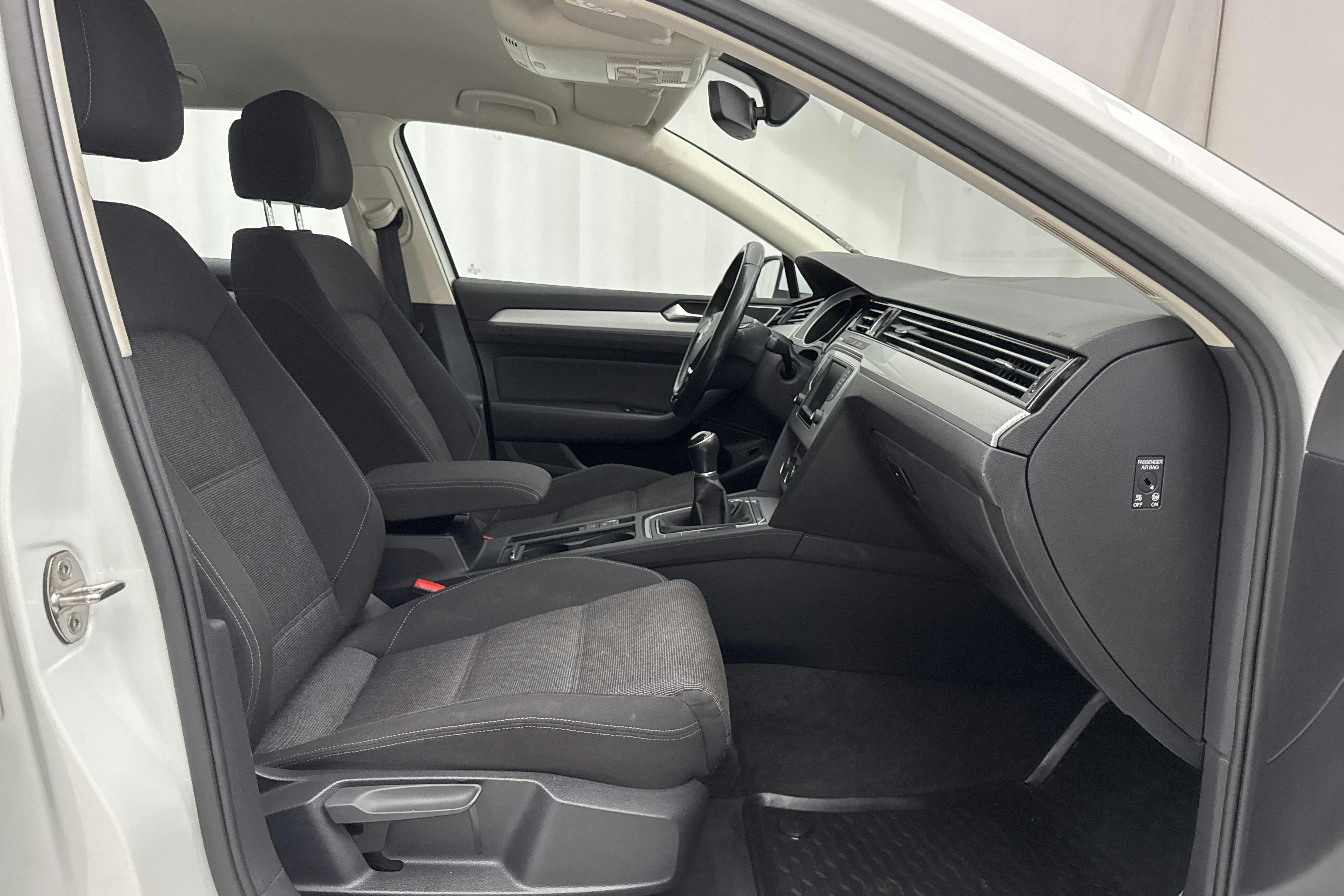 VW Passat 1.4 TSI Sportscombi (150hk) - 11 488 mil - Manuell - vit - 2016